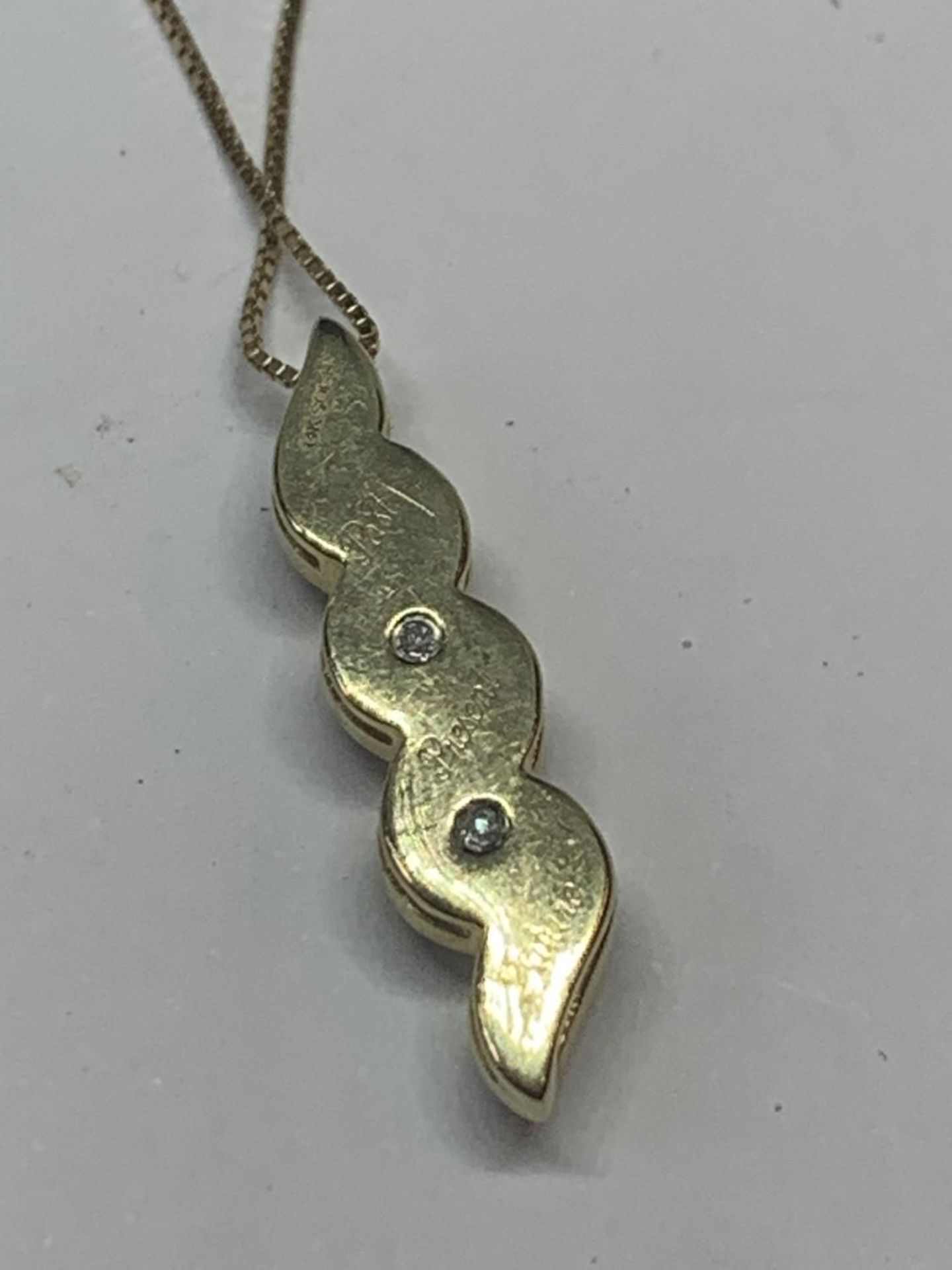 A 14 CARAT GOLD DROP PENDANT WITH APPROXIMATELY 1 CARAT OF DIAMONDS CHAIN LENGTH 45CM - Image 5 of 6