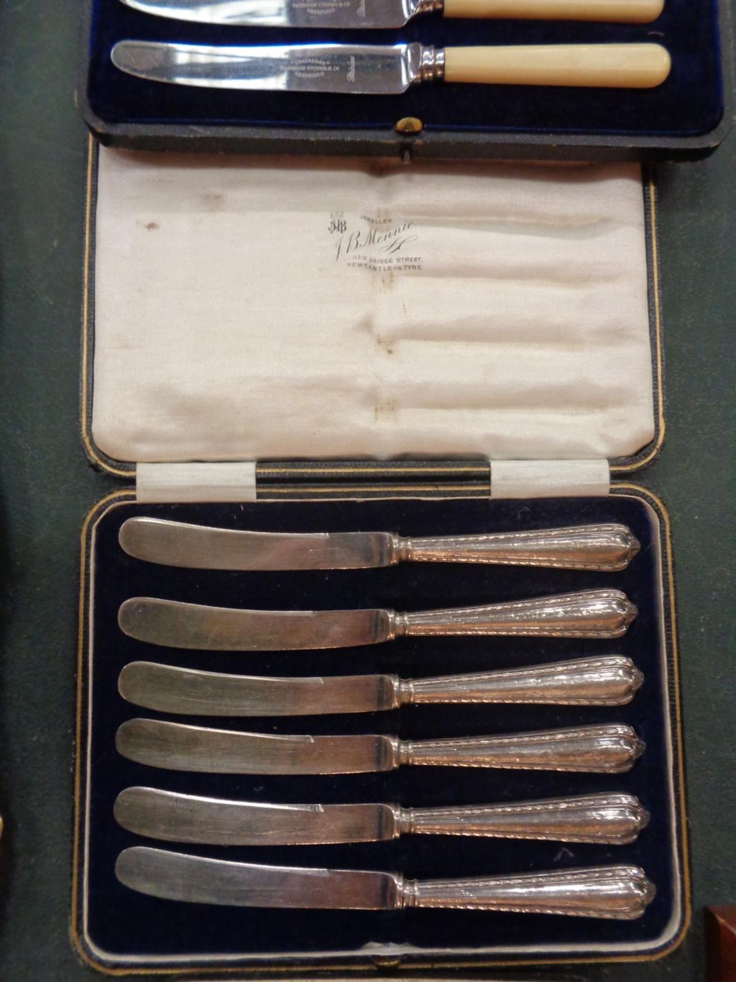 A COLLECTION OF THREE BOXED CUTLERY ITEMS INCLUDING TWELVE KNIVES AND SIX SPOONS - Image 6 of 8