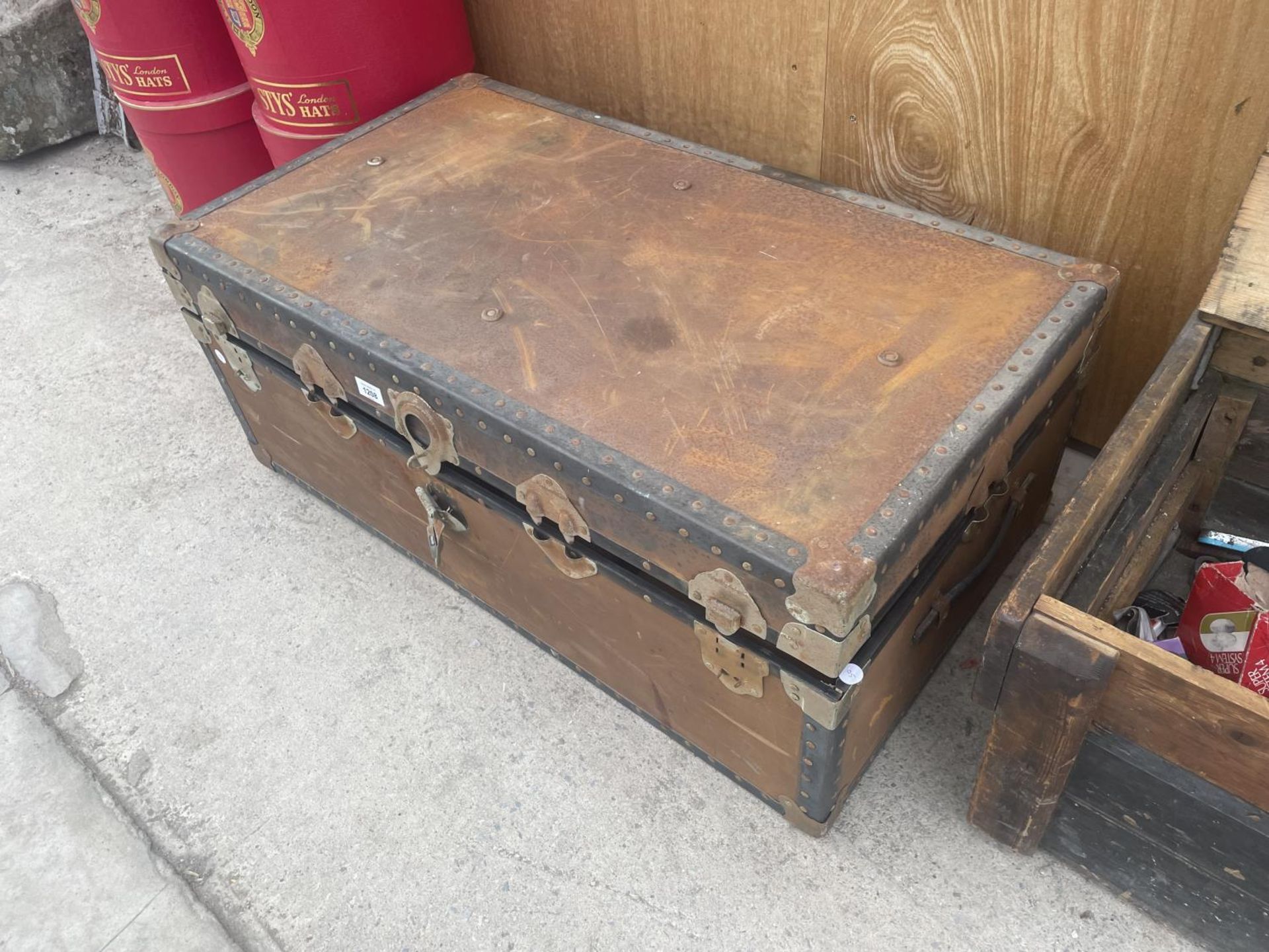 A VINTAGE TRAVEL TRUNK CONTAINING VARIOUS VINTAGE BOOKS - Image 4 of 5