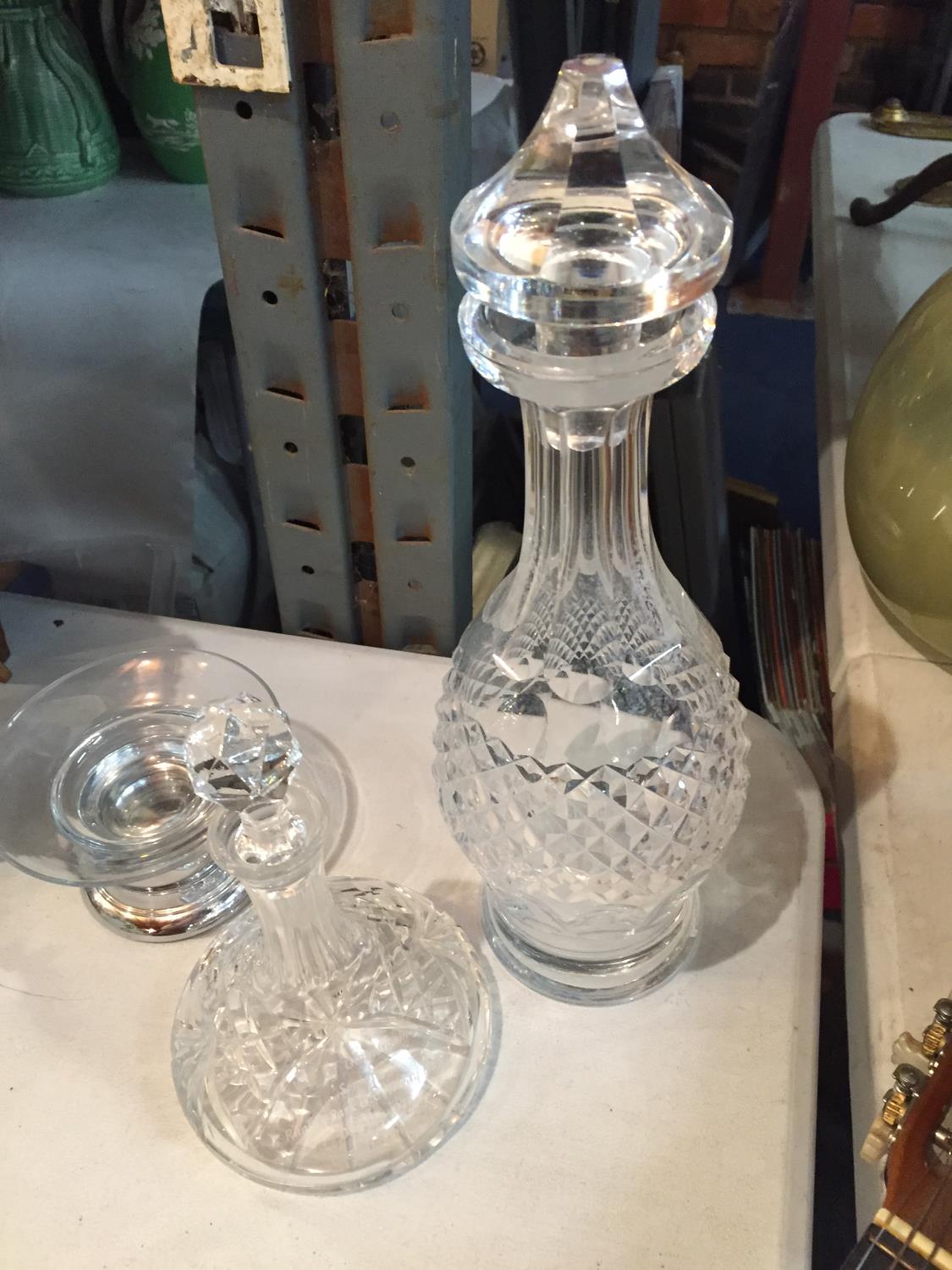 THREE ITEMS OF GLASSWARE TO INCLUDE A DECANTER, MINATURE DECANTER AND A DISH ON A CHROME BASE - Bild 2 aus 3