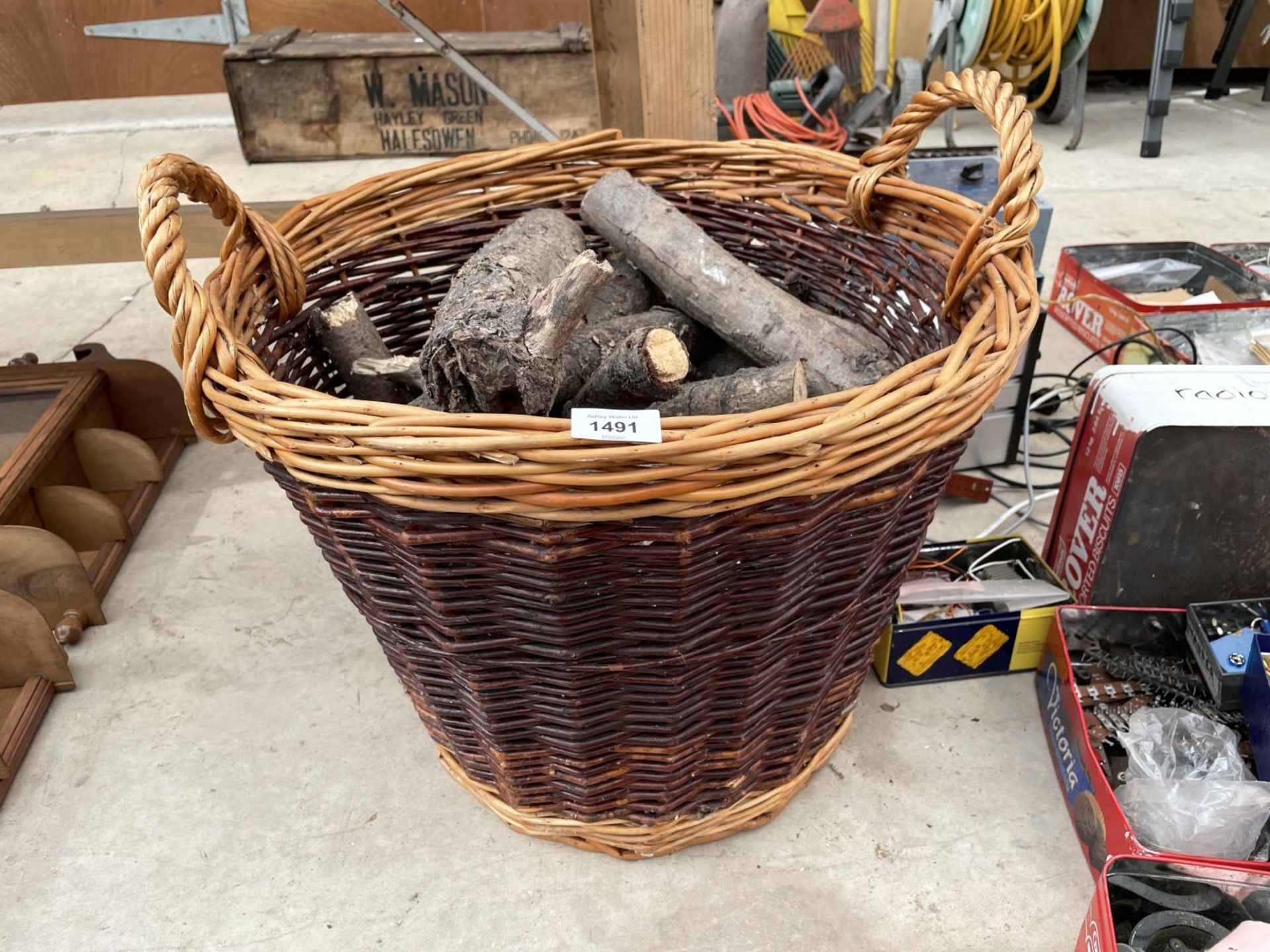 A WICKER LOG BASKET AND A FURTHER WICKER BASKET - Image 3 of 3