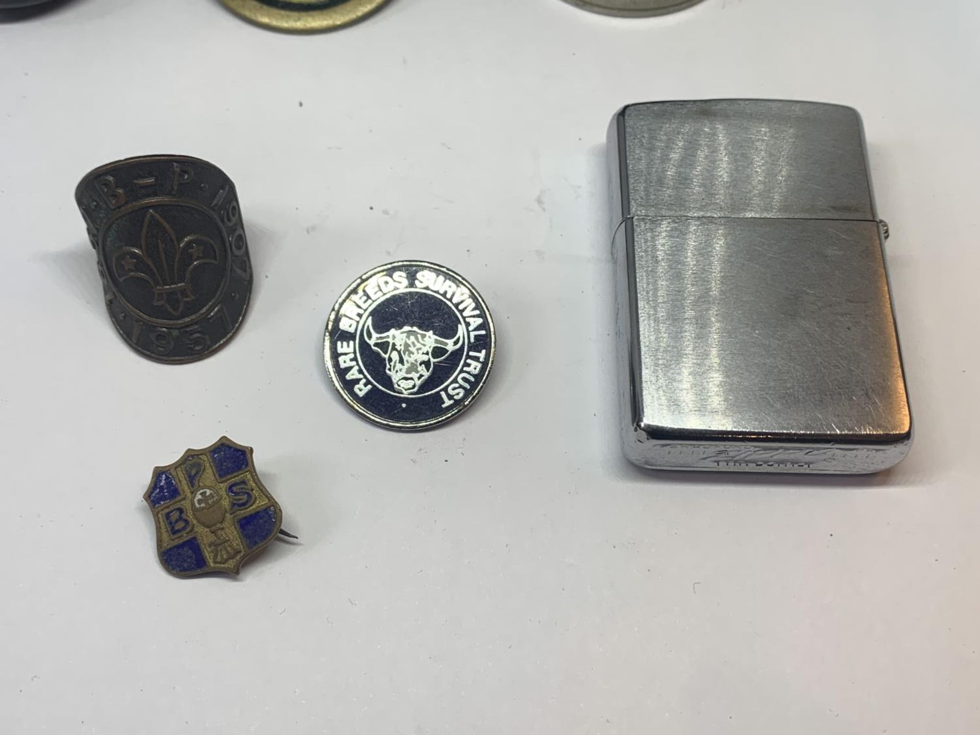 VARIOUS COLLECTABLE ITEMS TO IN CLUDE A ZIPPO LIGHTER, VINTAGE COMPASS, SCOUTING BADGES ETC - Image 5 of 6