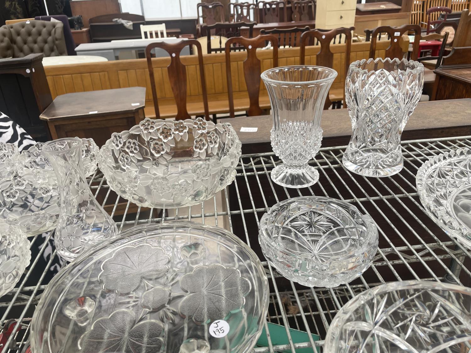 A LARGE QUANTITY OF GLASS WARE TO INCLUDE VASES, BOWLS AND DISHES ETC - Bild 3 aus 4