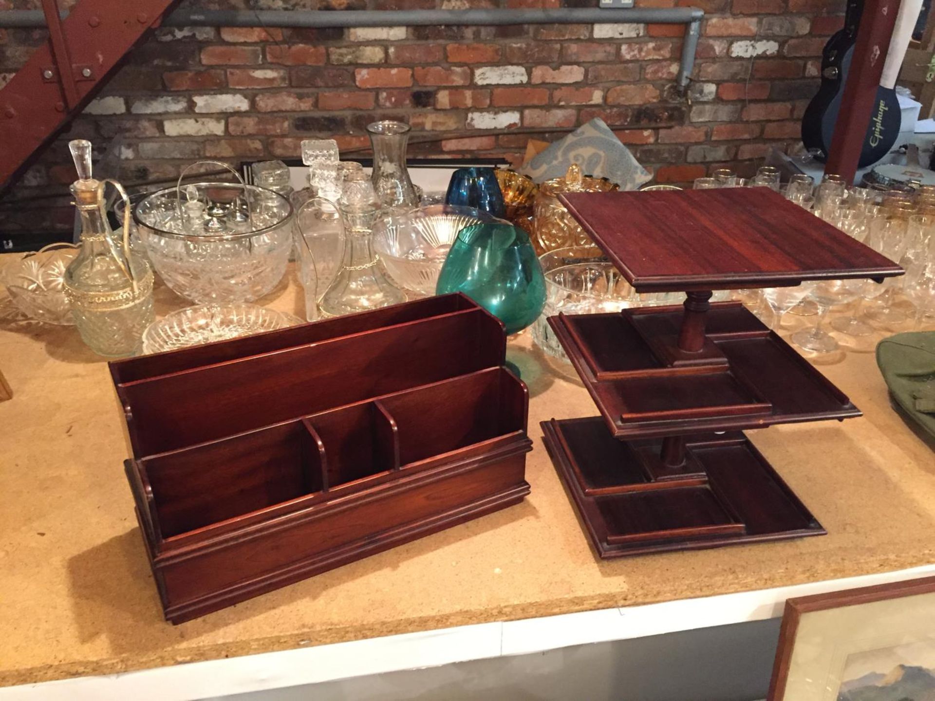 A WOODEN DESK TIDY AND TIERED BOOK HOLDER - Image 2 of 4