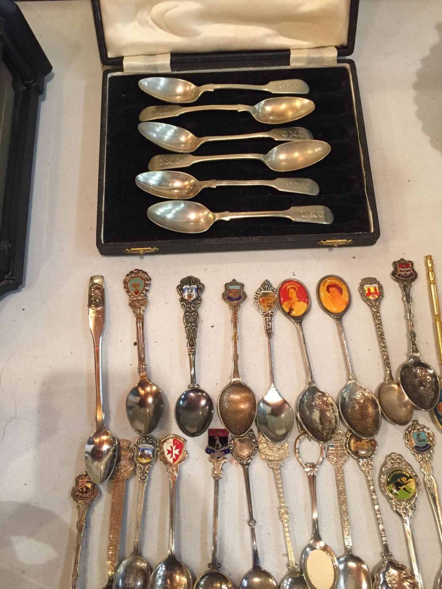 A LARGE COLLECTION OF COLLECTABLE SPOONS TO INCLUDE SIX BOXED OXO SPOONS - Image 5 of 5