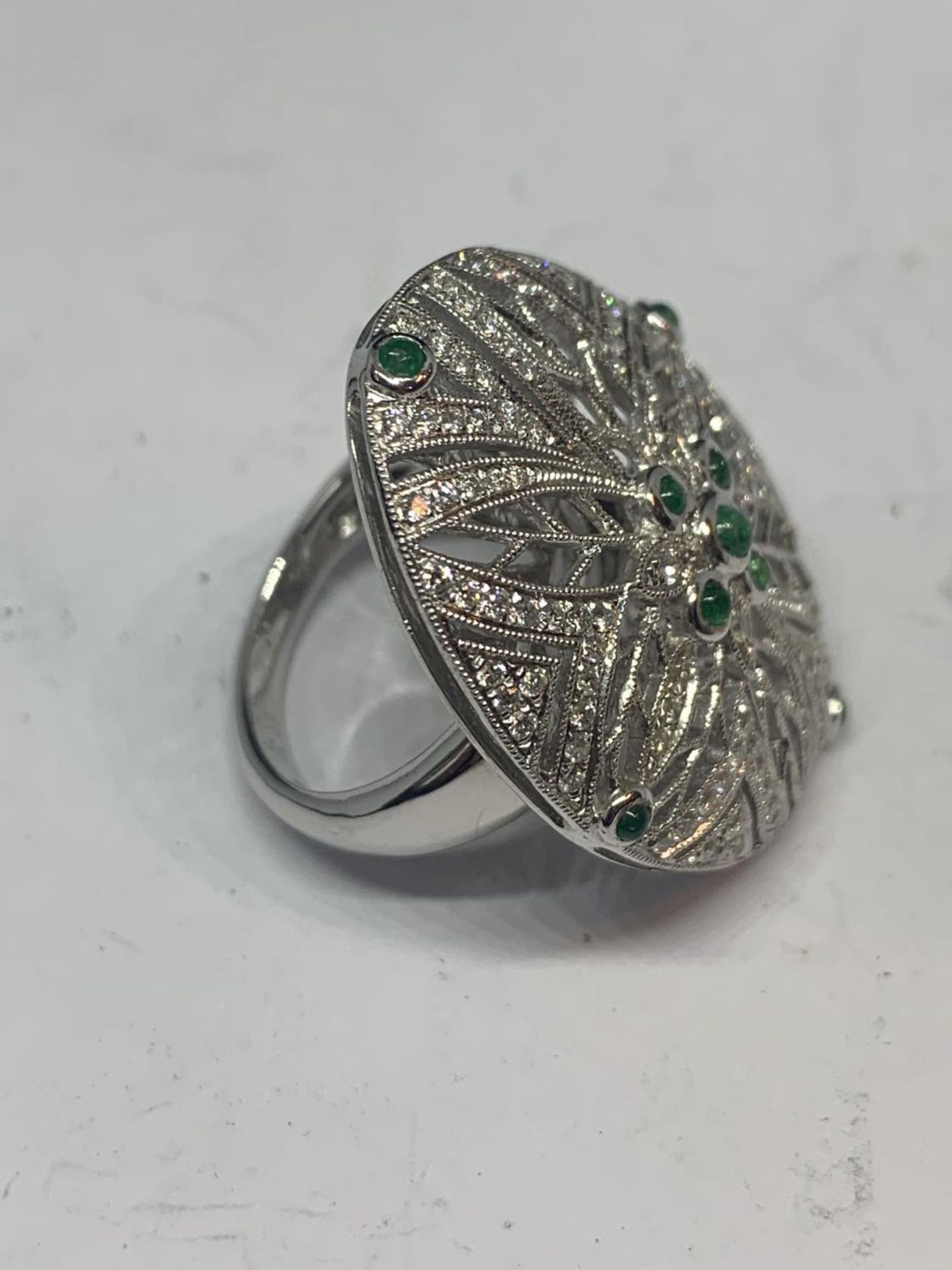 AN 18 CARAT WHITE GOLD DIAMOND AND EMERALD COCKTAIL RING GROSS WEIGHT 13.2 GRAMS SIZE O/P - Image 3 of 8