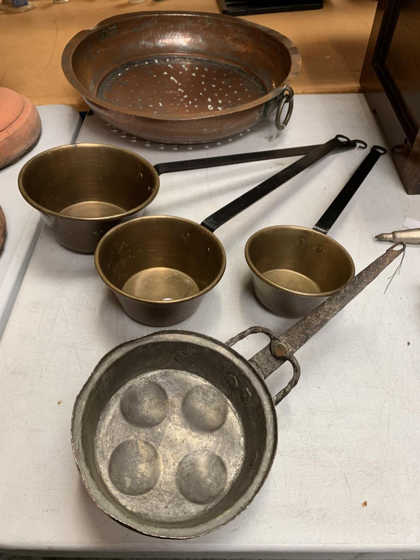 VARIOUS VINTAGE BRASS AND COPPER WARE TO INCLUDE A LARGE COLANDER, A TRIO OF BRASS PANS WITH IRON - Image 2 of 4