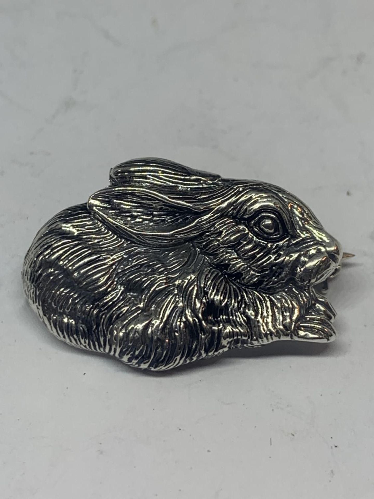 A MARKED SILVER RABBIT BROOCH - Image 2 of 4