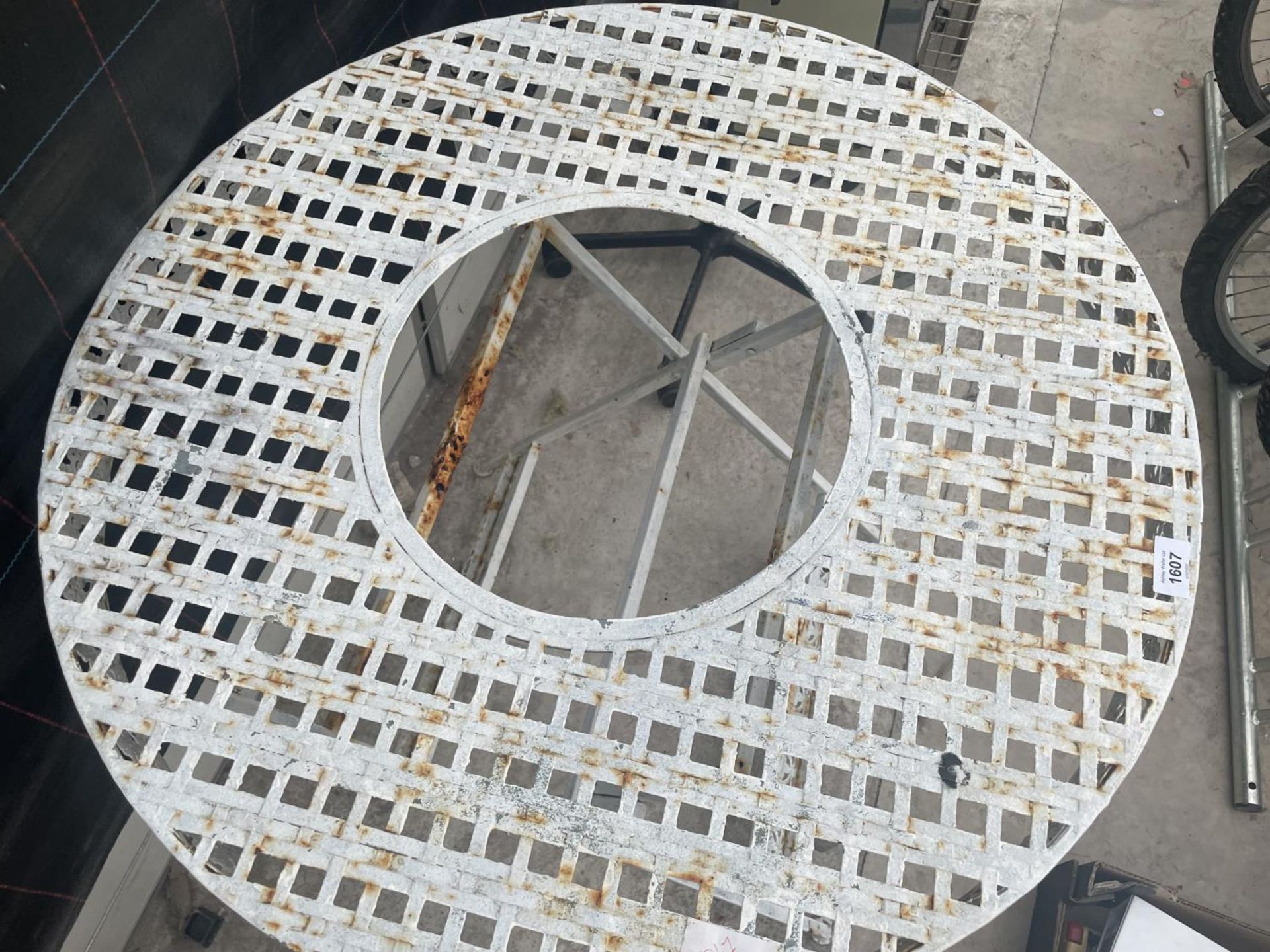 A WHITE PAINTED CAST ALLOY TABLE WITH OPEN CENTRE - Image 2 of 3