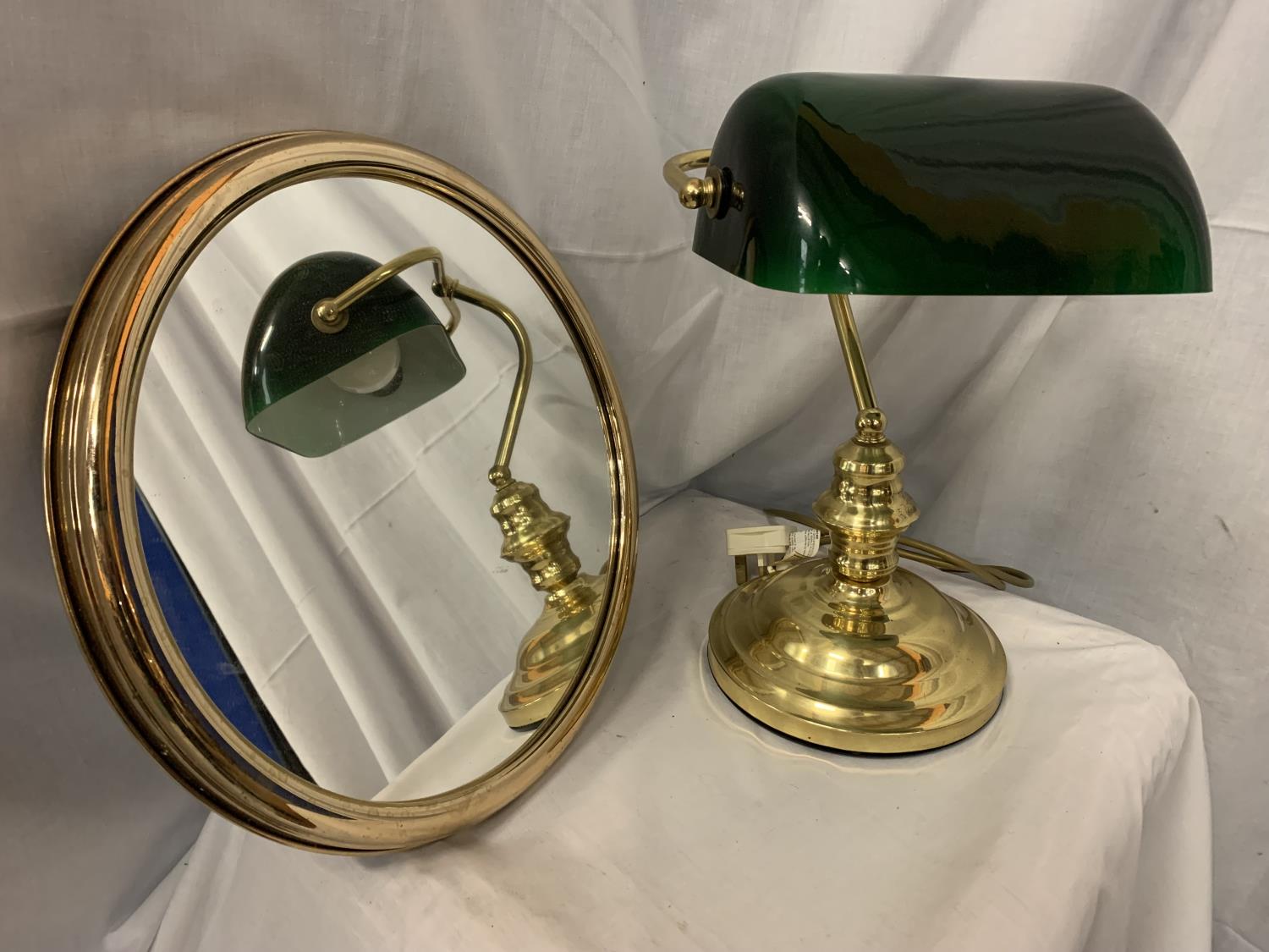 A BRASS FRAMED MIRROR AND A BRASS DESK LAMP WITH A GREEN GLASS SHADE - Bild 2 aus 3