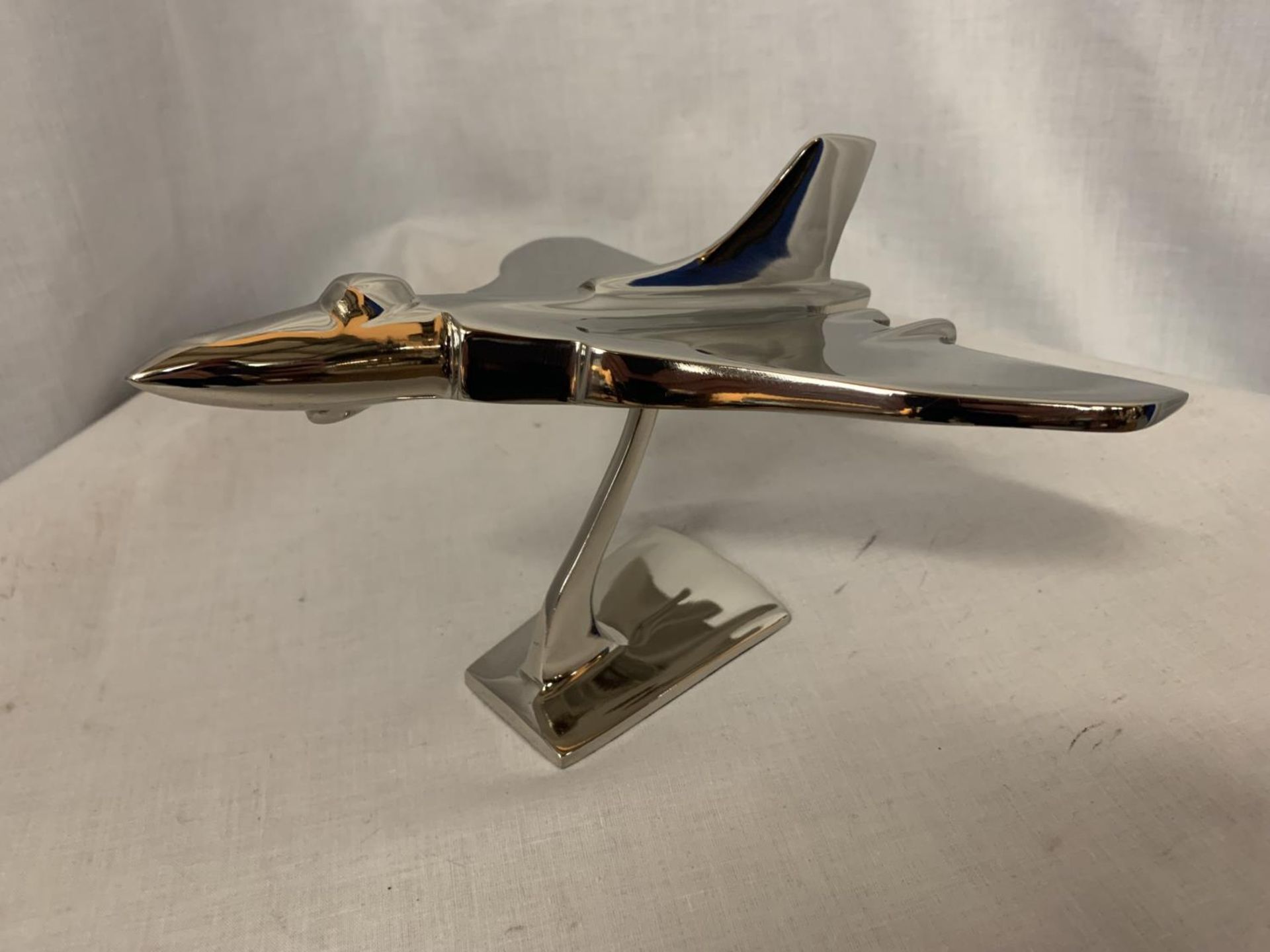 A CHROME MODEL OF AN AVRO VULCAN BOMBER ON STAND - Image 4 of 4