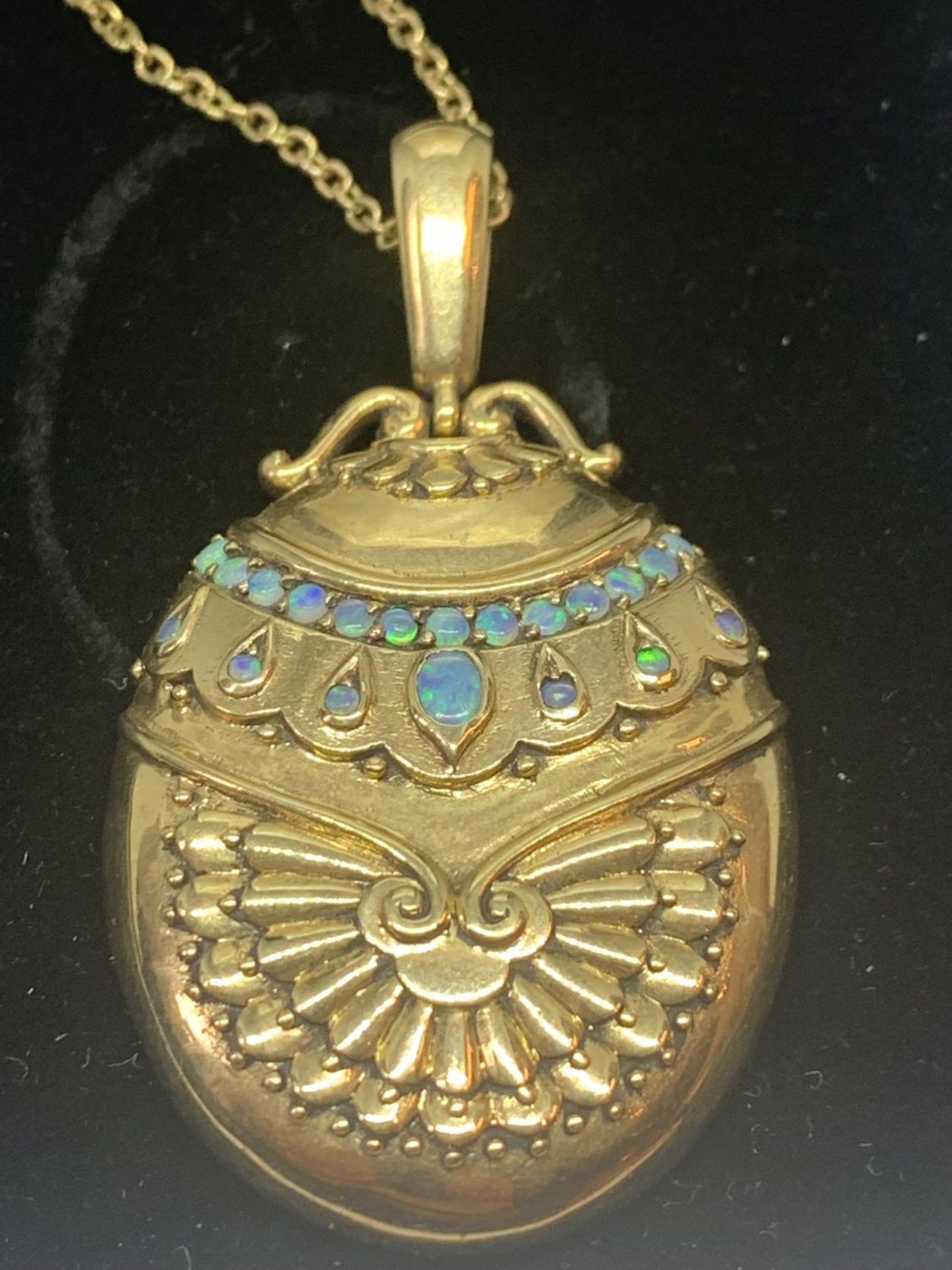 A 9 CARAT GOLD WINDOW LOCKET SET WITH OPALS (GLASS A/F) GROSS WEIGHT 20.6 GRAMS CHAIN LENGTH 46CM - Image 5 of 10