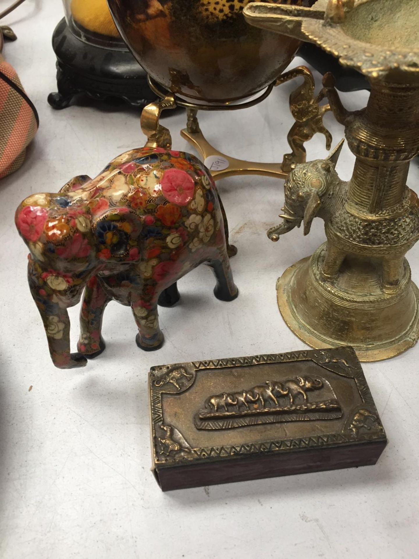 FOUR ITEMS OF DECORATIVE ELPHANT COLLECTABLES TO INCLUDE A MATCH BOX HOLDER - Image 7 of 8