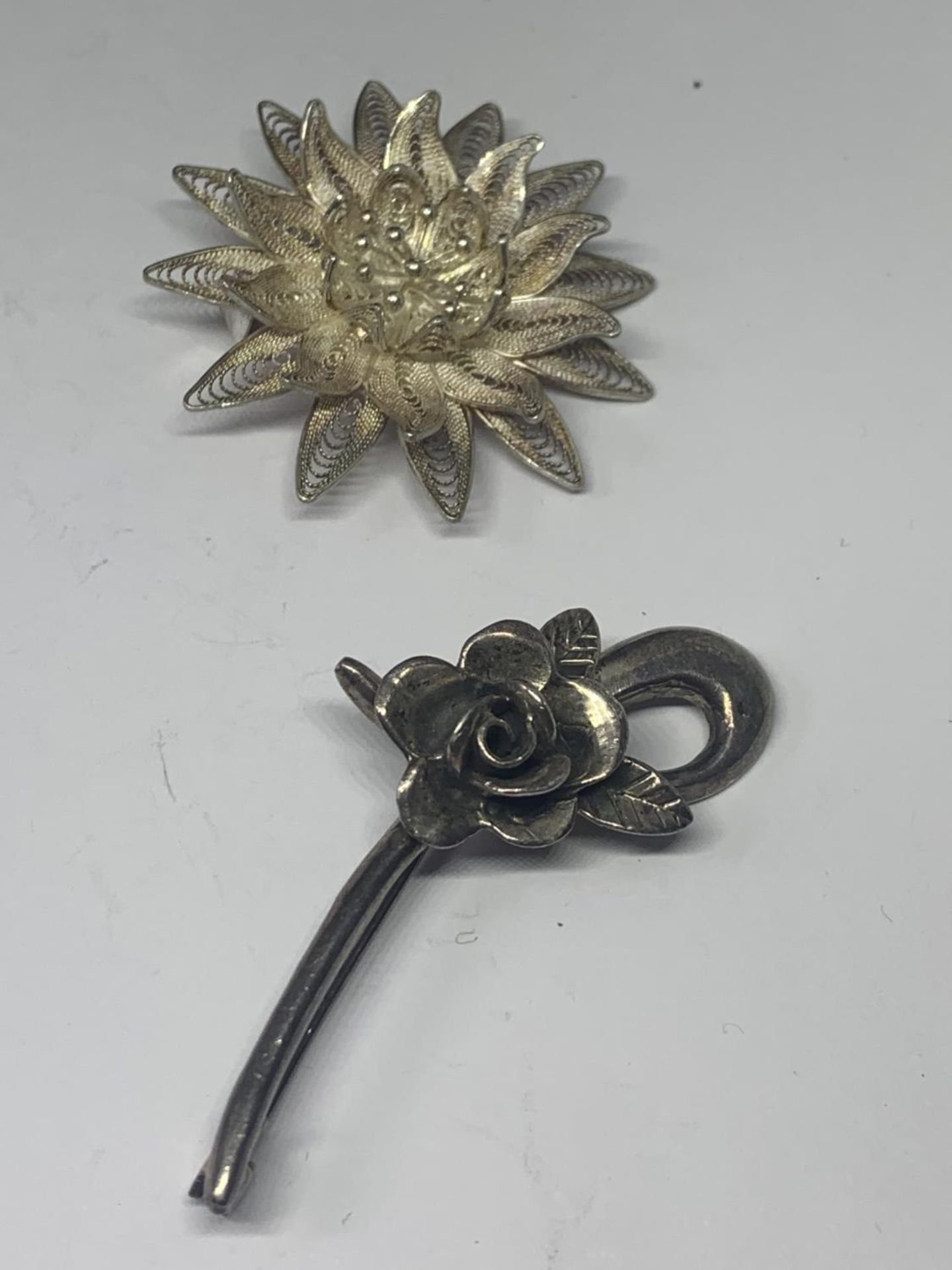 FOUR SILVER ITEMS TO INCLUDE TWO BROOCHES AND TWO PENDANTS - Image 3 of 10