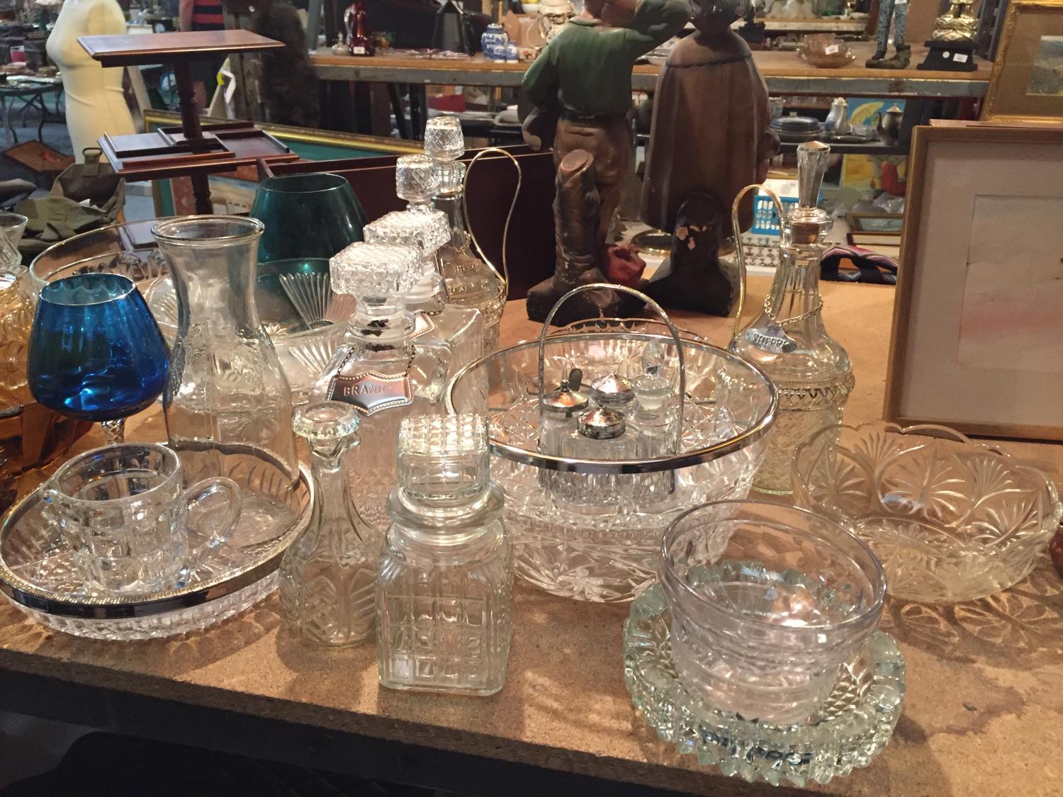 A LARGE COLLECTION OF GLASSWARE TO INCLUDE DECANTERS, FRUIT BOWLS AND GLASSES - Bild 5 aus 7