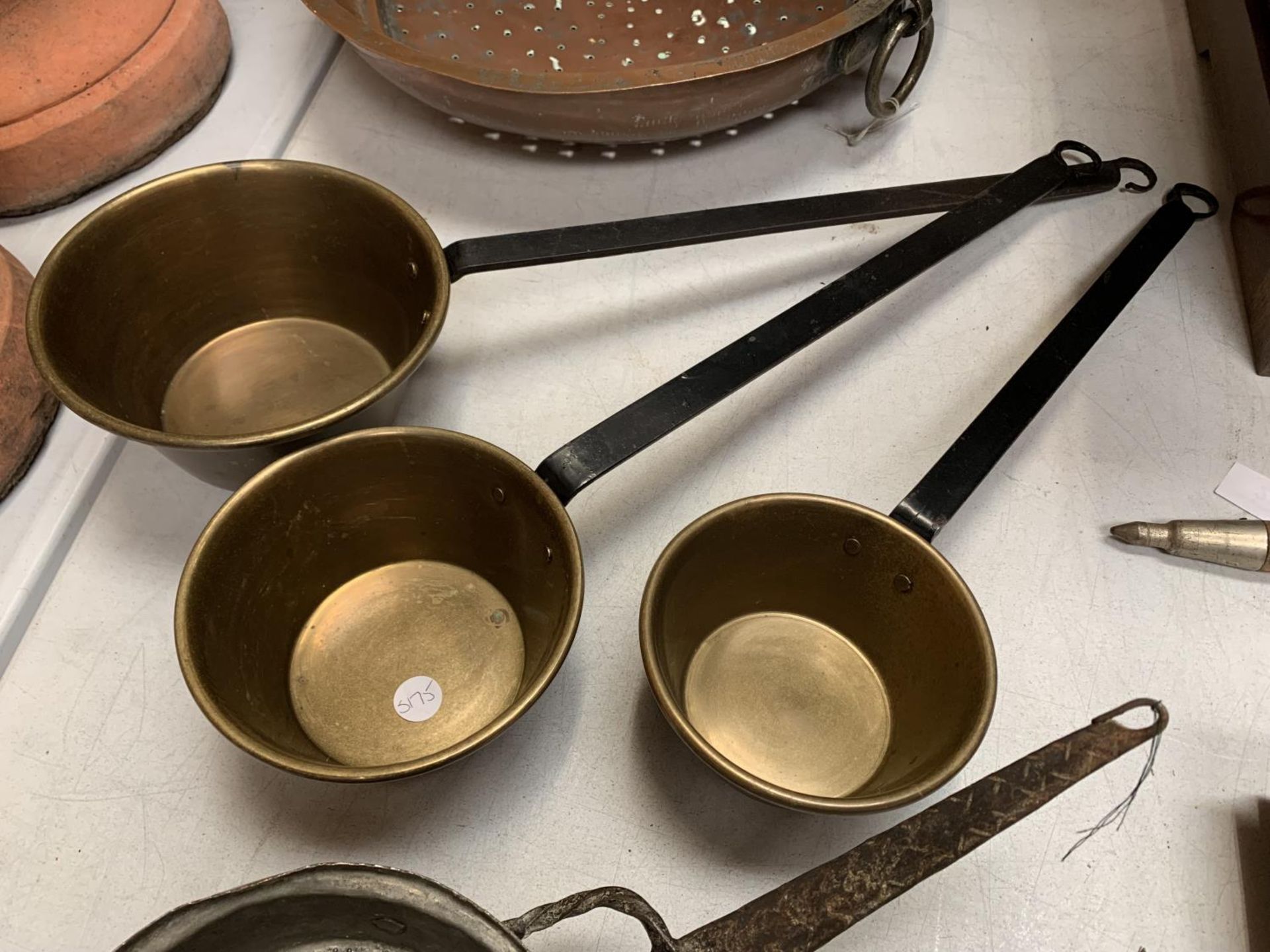 VARIOUS VINTAGE BRASS AND COPPER WARE TO INCLUDE A LARGE COLANDER, A TRIO OF BRASS PANS WITH IRON - Image 3 of 4