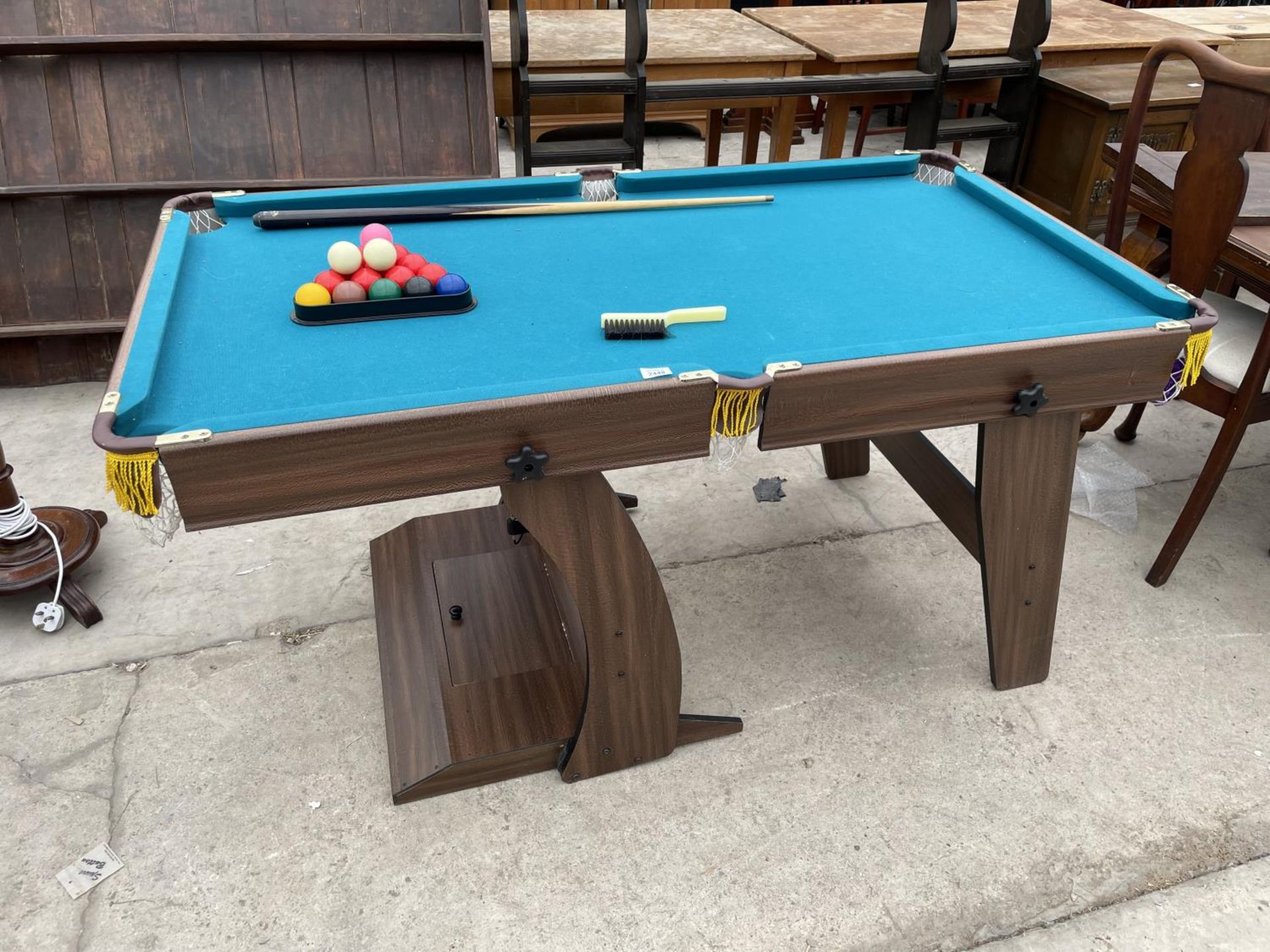 A MODERN SOLEX POOL/SNOOKER TABLE COMPLETE WITH BALLS AND ONE CUE, 60X32"