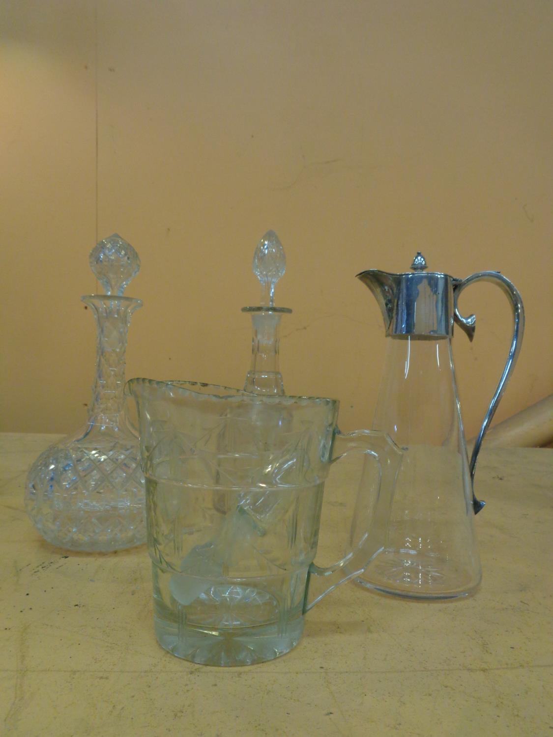 A GLASS CLARET JUG WITH SILVER PLATE COLLAR, TWO CUT GLASS DECANTERS AND AN ETCHED MID CENTURY WATER - Bild 3 aus 4