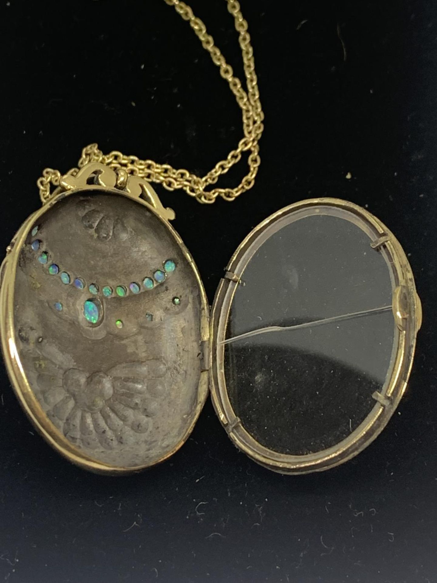 A 9 CARAT GOLD WINDOW LOCKET SET WITH OPALS (GLASS A/F) GROSS WEIGHT 20.6 GRAMS CHAIN LENGTH 46CM - Image 9 of 10