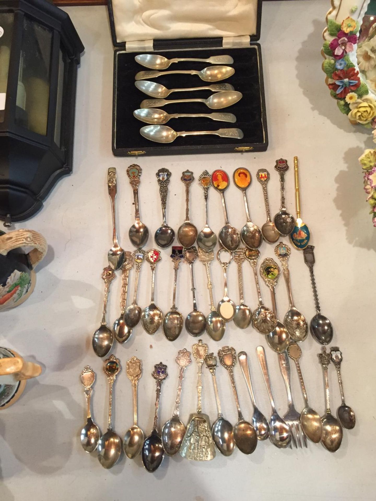 A LARGE COLLECTION OF COLLECTABLE SPOONS TO INCLUDE SIX BOXED OXO SPOONS - Image 2 of 5
