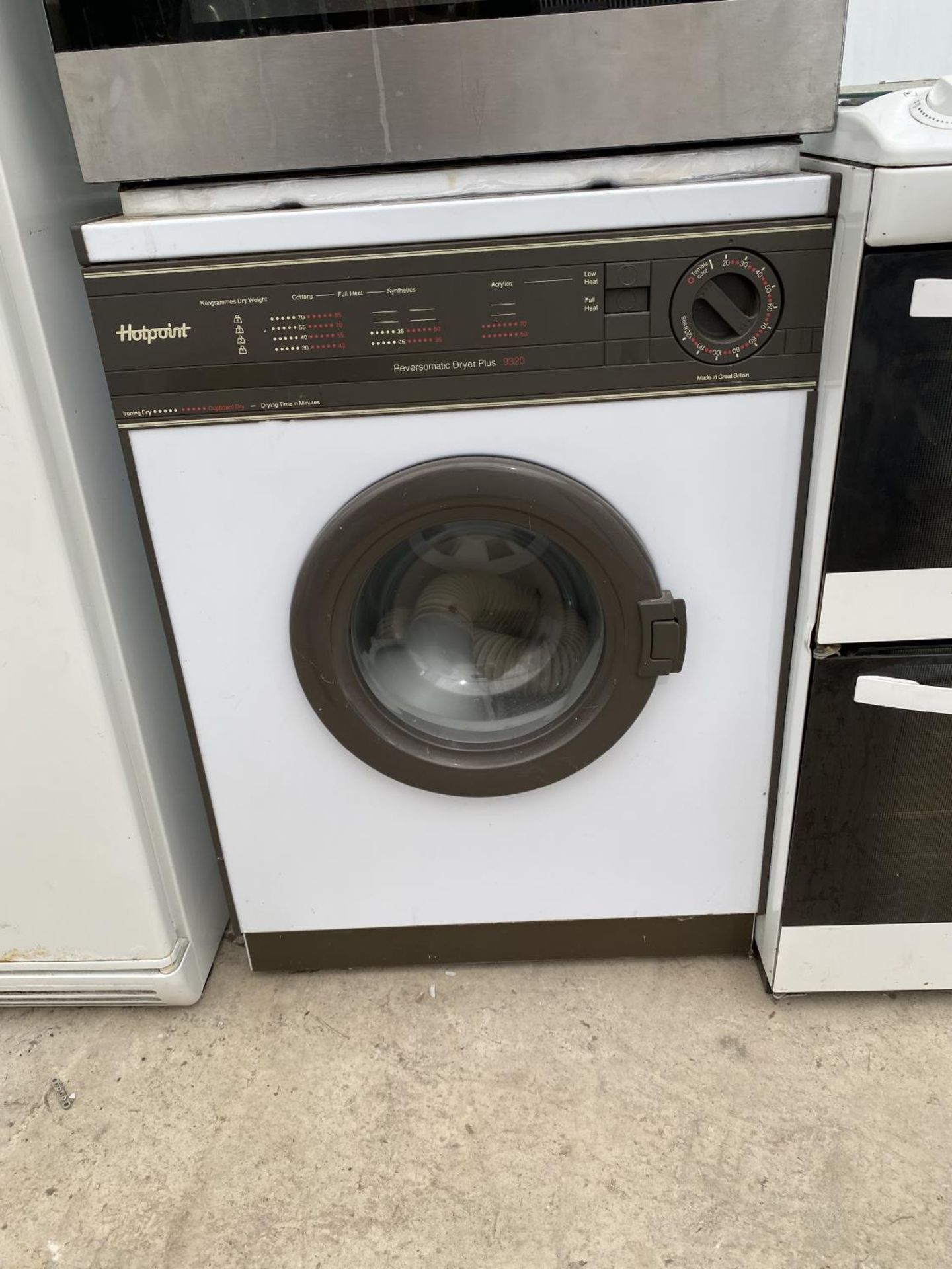 AN IGNIS INTERGRATED OVEN BELIEVED IN WORKING ORDER BUT NO WARRANTY