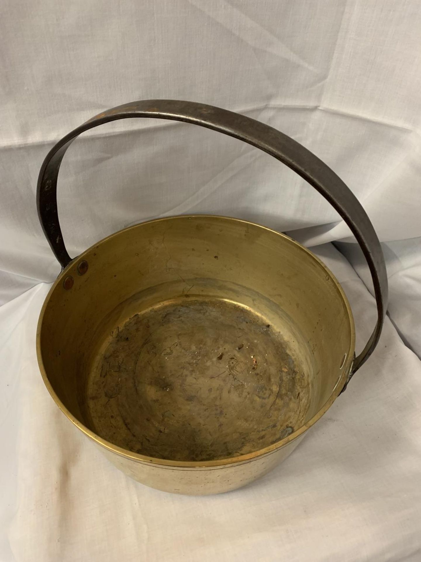 A LARGE BRASS JAM PAN WITH IRON AND COPPER HANDLE 30.5CM DIAMETER - Image 3 of 3