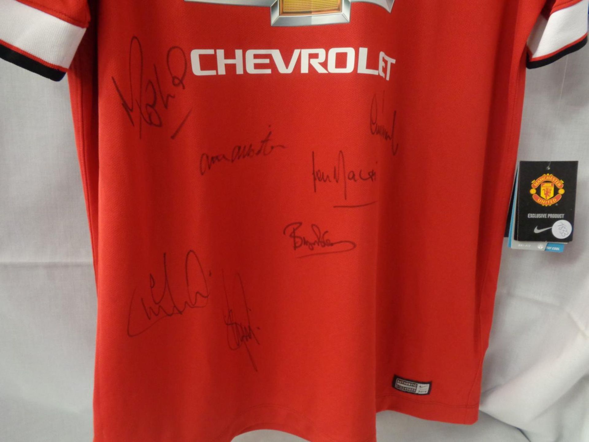 A SIGNED MANCHESTER UNITED SHIRT WITH SEVERAL SIGNITURES INCLUDING BRIAN ROBSON, ARTHUR ALBISTON ETC - Image 3 of 4