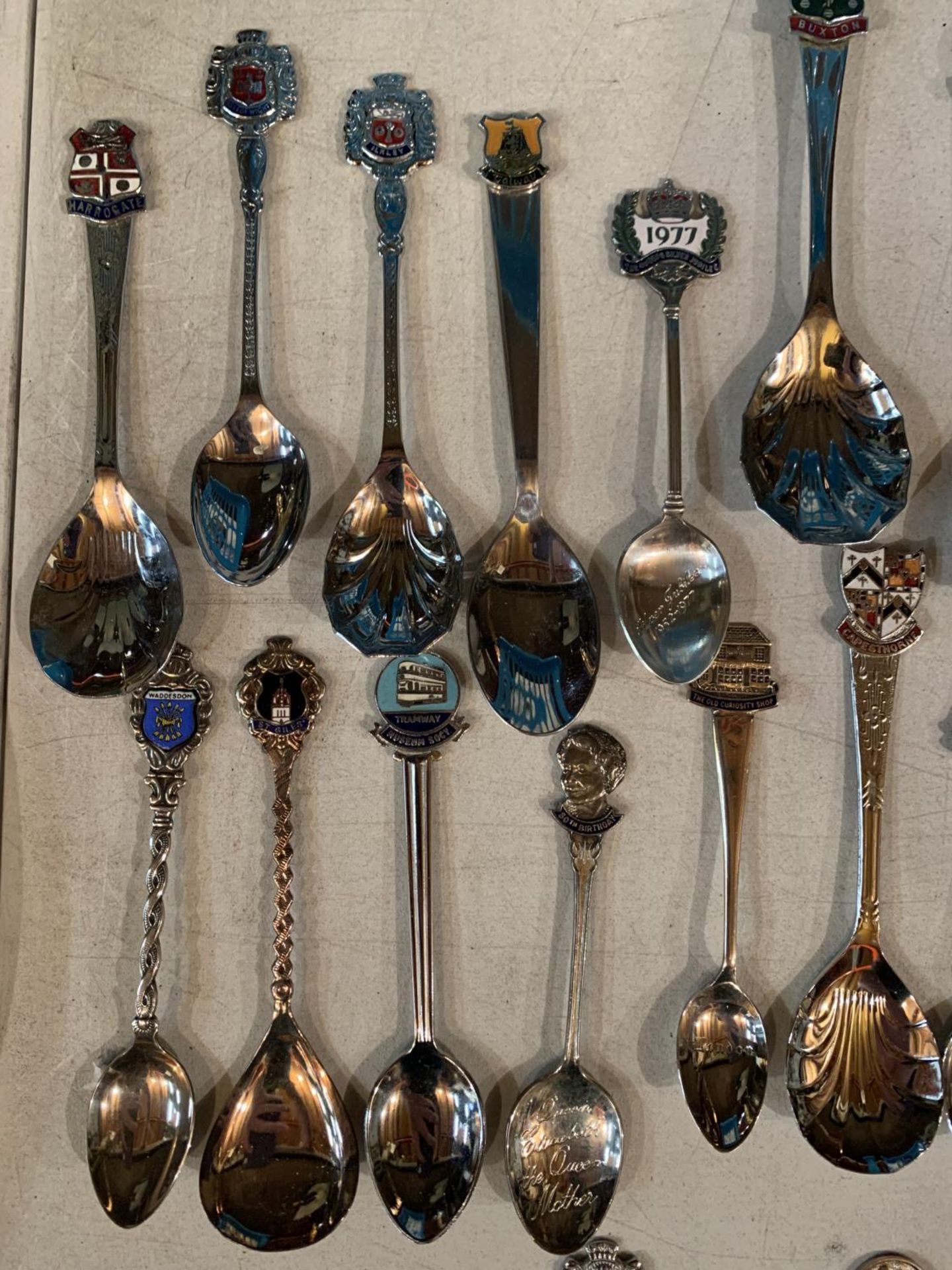 A LARGE COLLECTION OF SOUVENIR SPOONS - Image 2 of 4