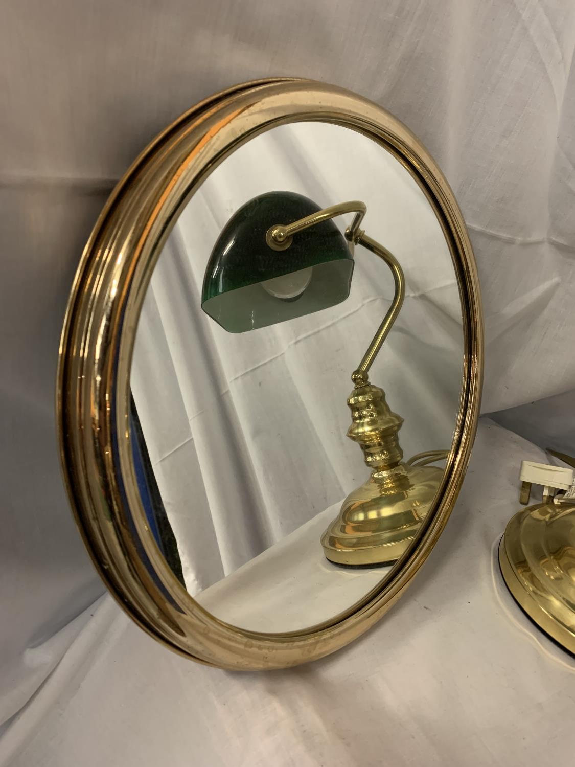 A BRASS FRAMED MIRROR AND A BRASS DESK LAMP WITH A GREEN GLASS SHADE - Bild 3 aus 3