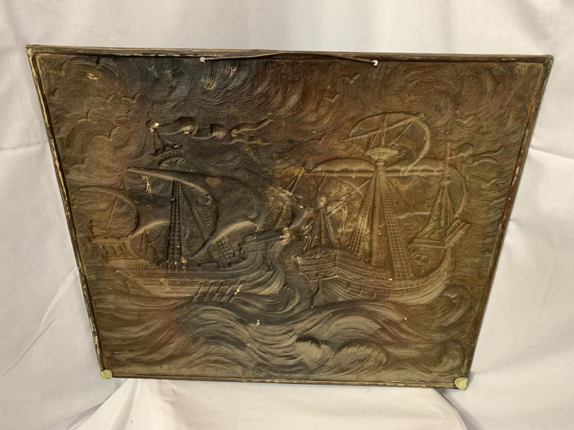 A LARGE BRASS WALL PLAQUE DEPICTING A SEA AND GALLEON SCENE 67CM X 58CM - Image 2 of 3