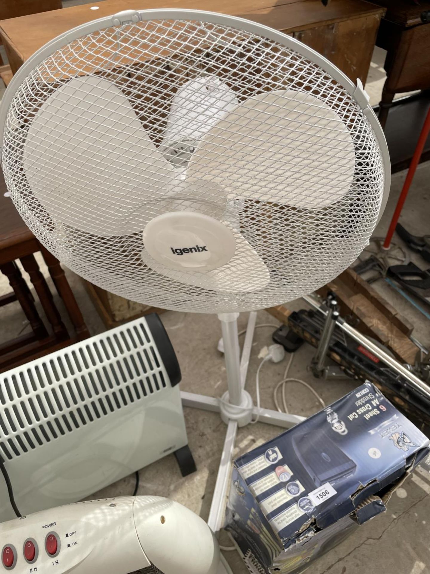 AN ASSORTMENT OF ELECTRIC FANS AND HEATERS - Image 4 of 4