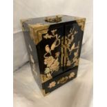 A LACQUERED FIVE DRAWER WITH TWO DOORS HIGHLY DECORATIVE JEWELLERY BOX WITH BRASS DETAILING AND