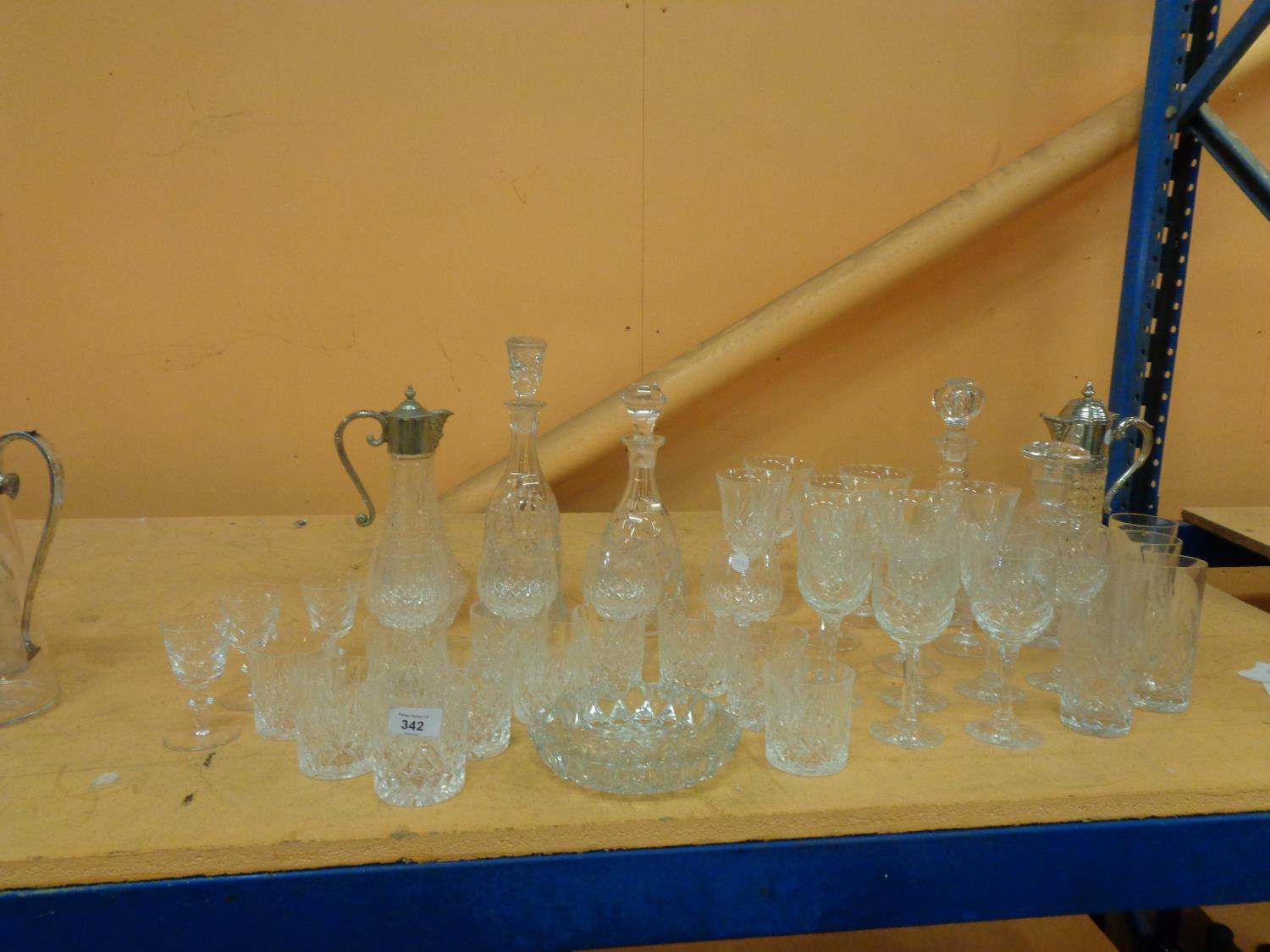 A LARGE COLLECTION OF GLASSWARE INCLUDING DECANTERS AND A VARIETY OF DRINKS GLASSES