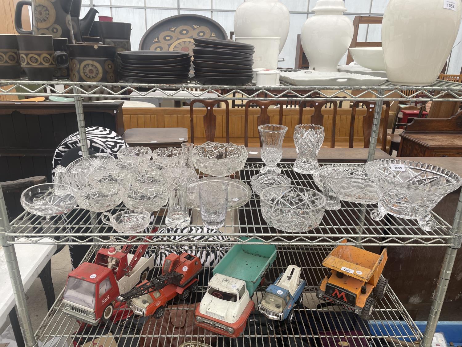 A LARGE QUANTITY OF GLASS WARE TO INCLUDE VASES, BOWLS AND DISHES ETC