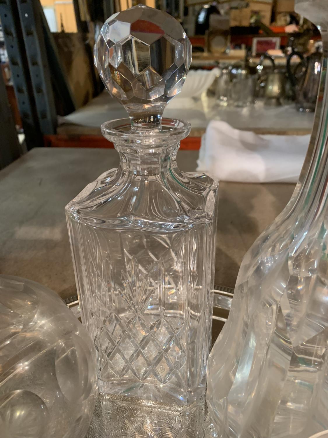 A PLATED TRAY WITH THREE DECANTERS AND THREE CUT GLASS TUMBLERS - Bild 2 aus 2