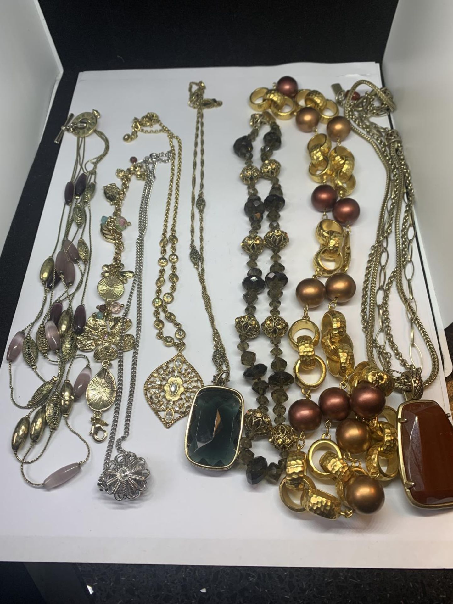 A COLLECTION OF DESIGNER COSTUME JEWELLERY NECKLACES AND BRACELETS TO INLCUDE MONET, NAPIER, SARAH - Image 2 of 8