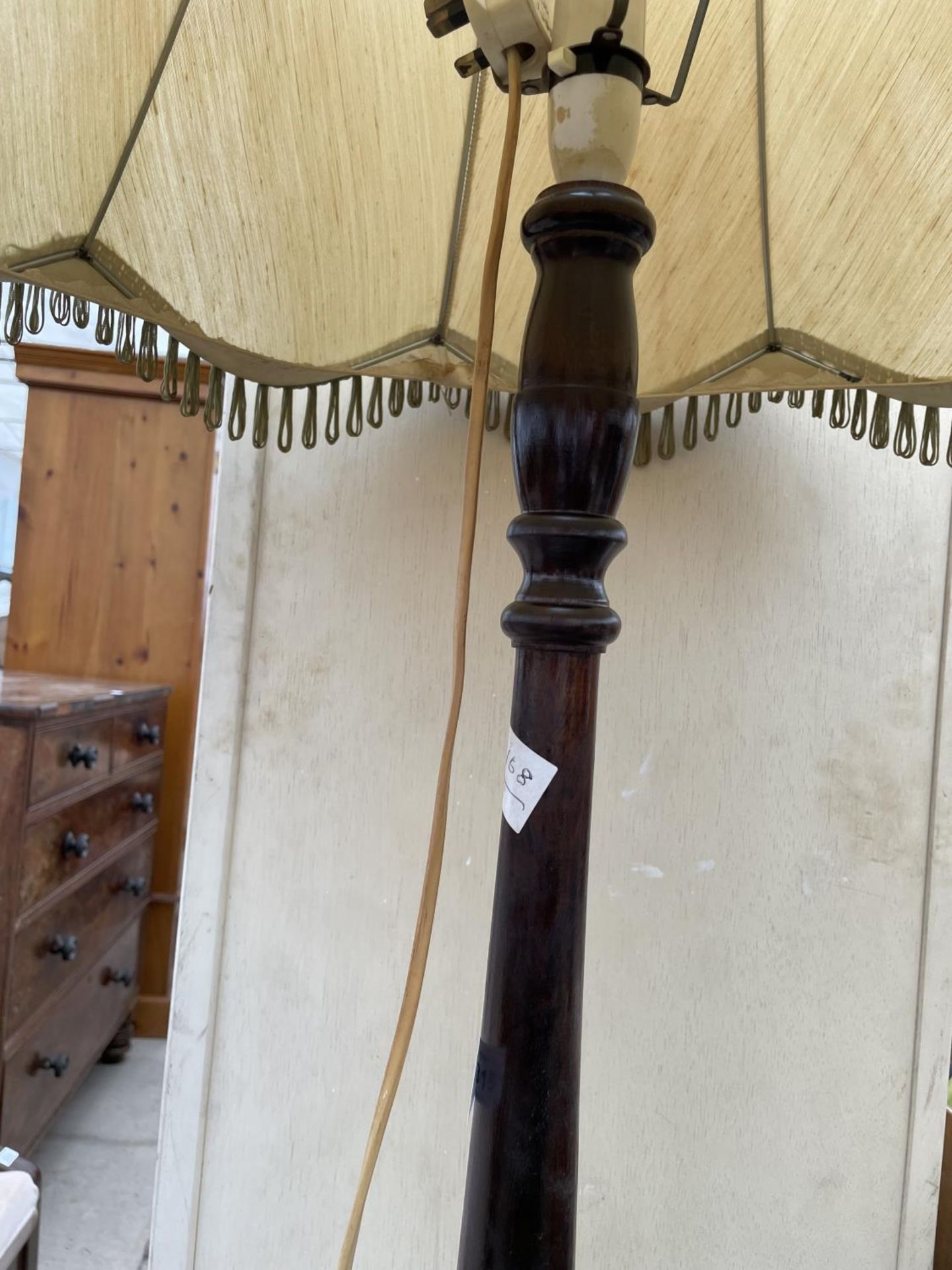 A 20TH CENTURY TURNED AND FLUTED STANDARD LAMP COMPLETE WITH SHADE - Image 2 of 3