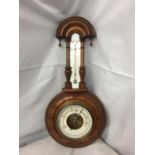 A DECORTIVE WALL BAROMETER WITH THERMOMETER A/F CRACKED GLASS ACROSS THE THERMOMETER