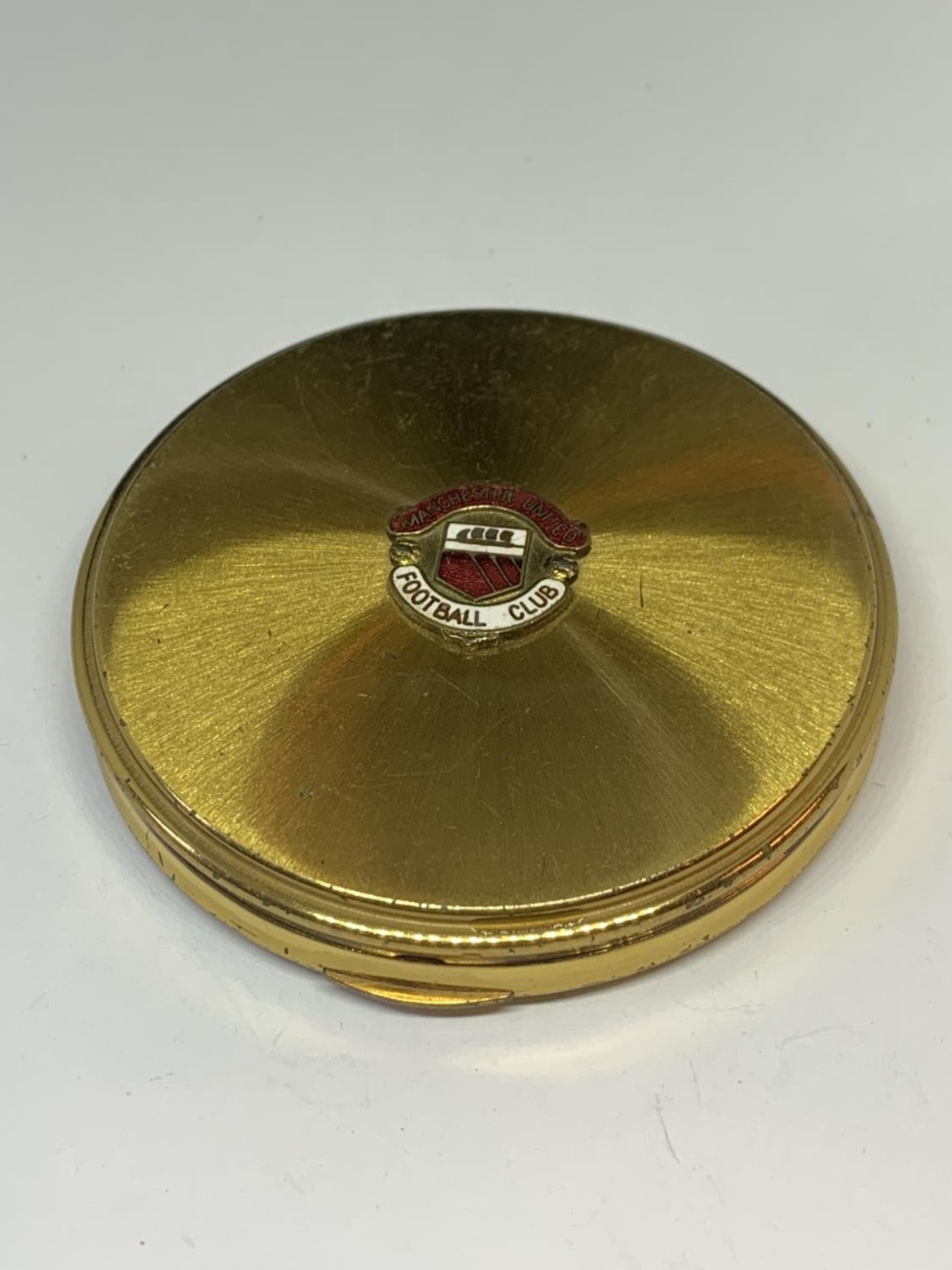 A MANCHESTER UNITED POWDER COMPACT