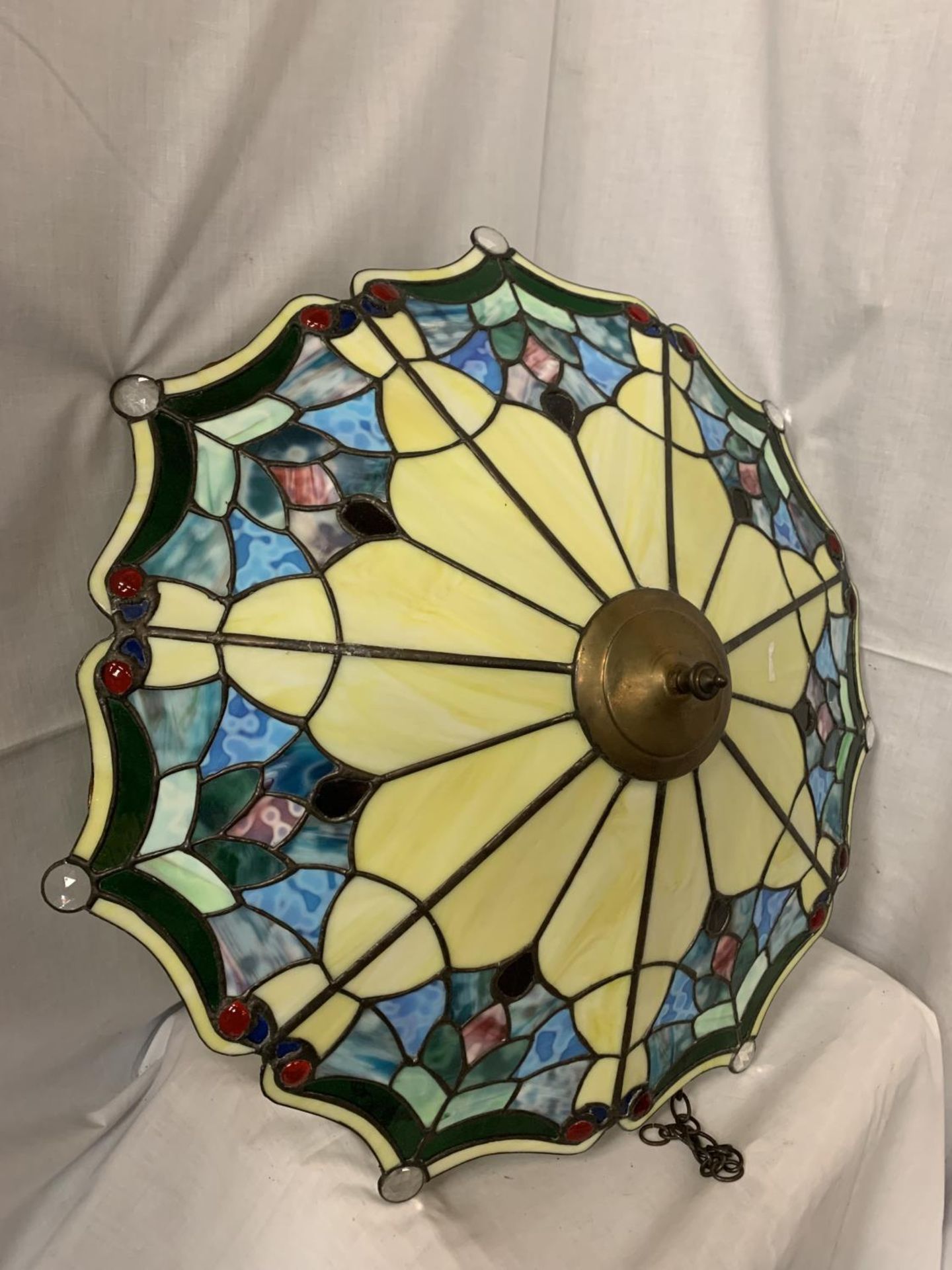 A LARGE TIFFANY STYLE LAMP SHADE 24" X 24" - Image 2 of 6