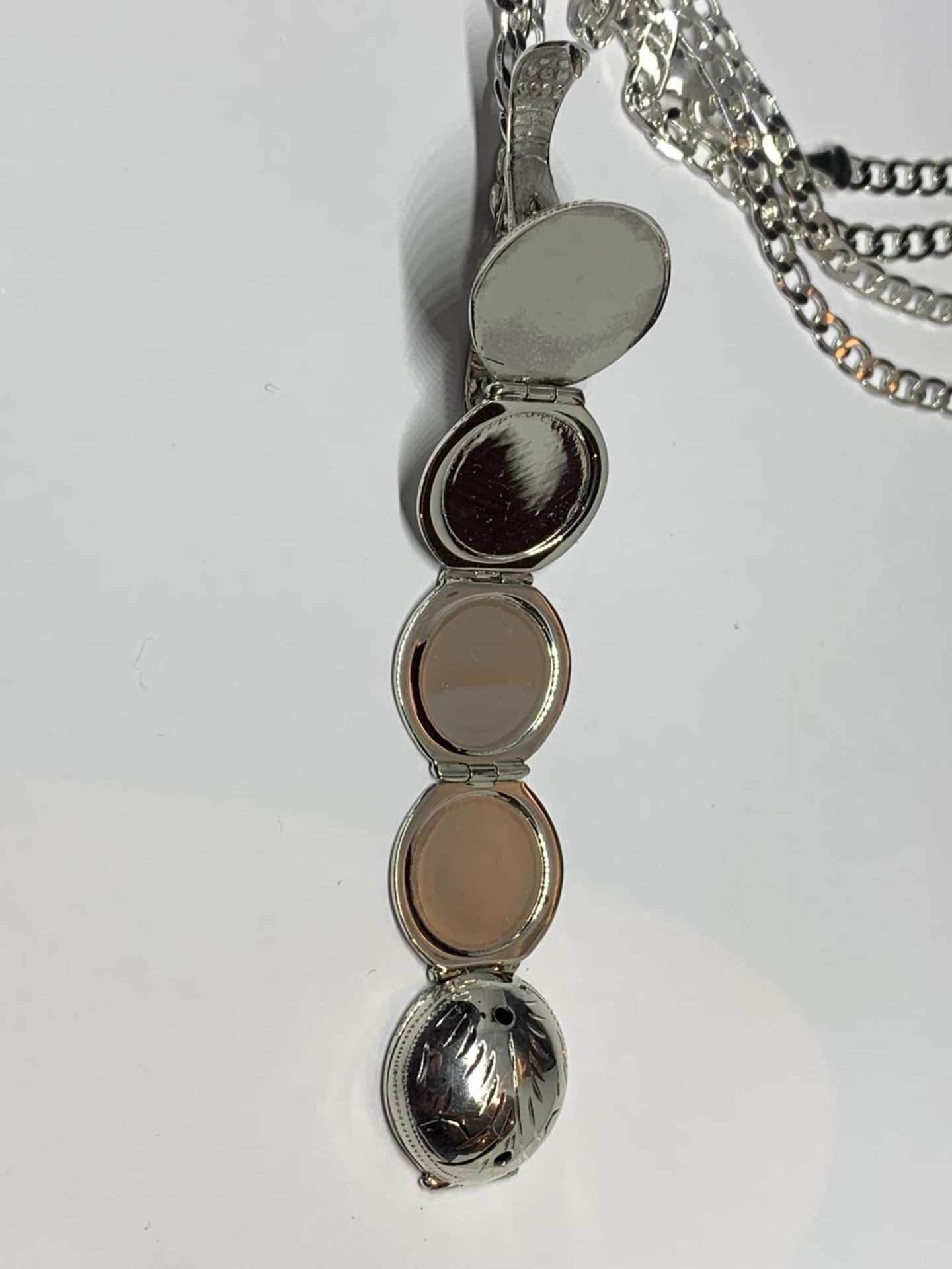 A MARKD SILVER NECKLACE WITH AN ORNATE BALL LOCKET PENDANT - Image 6 of 8