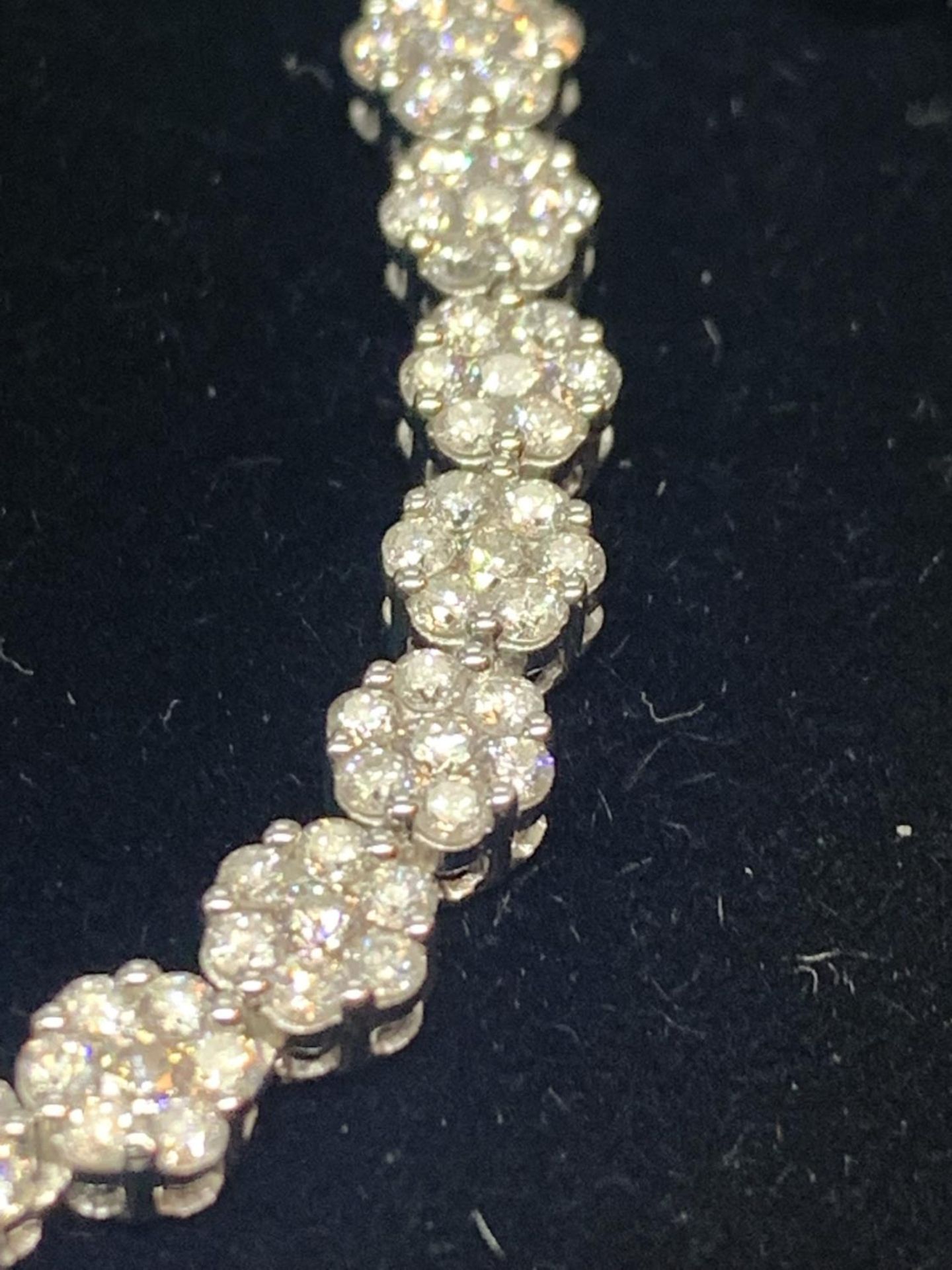 AN 18 CARAT WHITE GOLD NECKLACE WITH 10 CARAT OF DIAMONDS LENGTH APPROXIMATELY 43CM - Image 6 of 10
