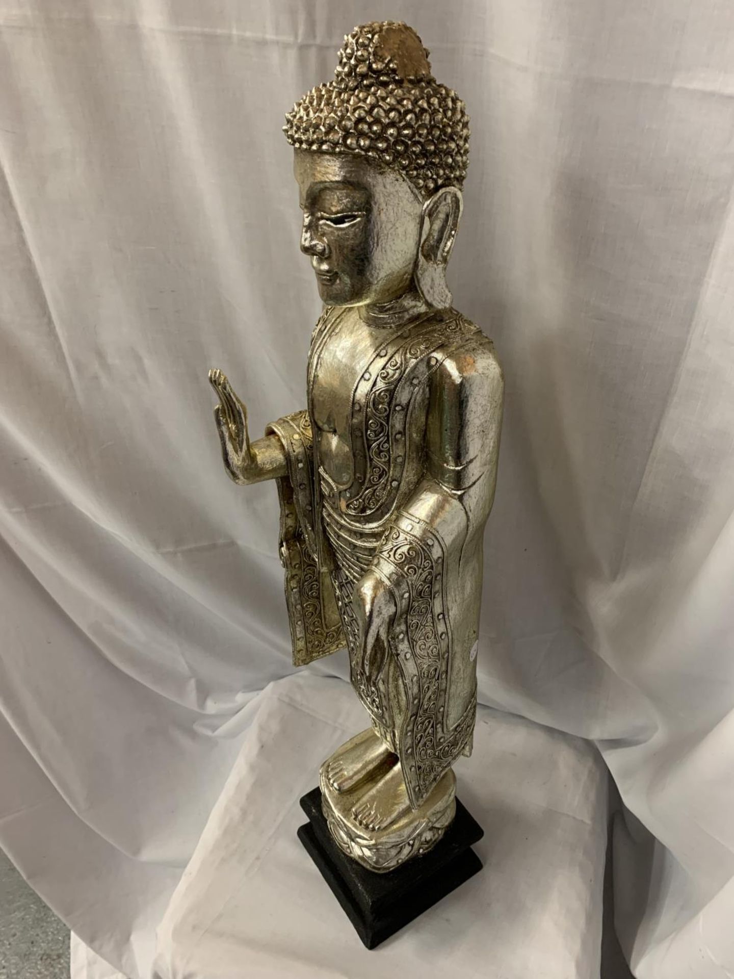 A LARGE GILT PAINTED INDIAN FIGURE H:86CM - Image 2 of 4