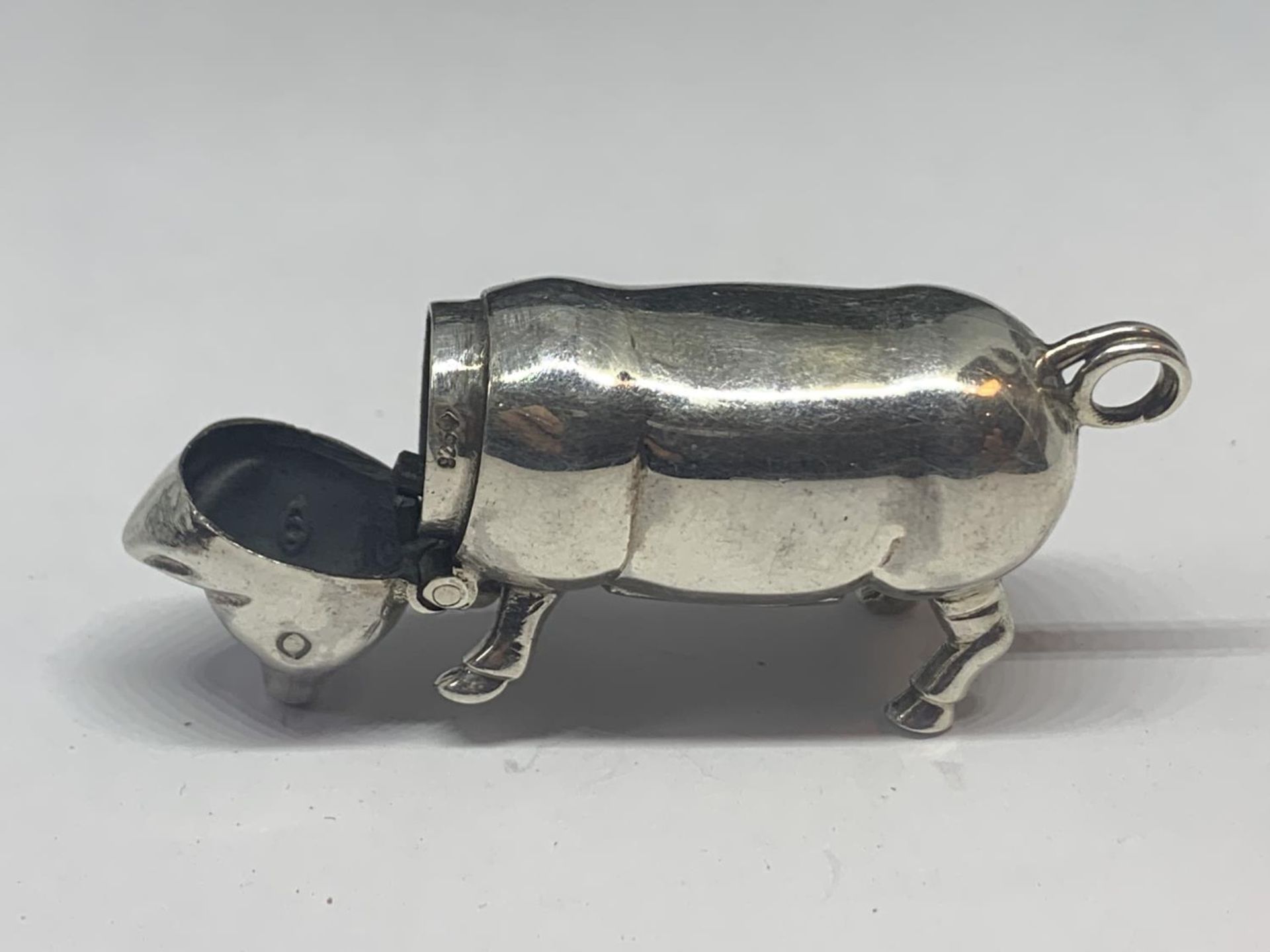 A SILVER VESTA CASE IN THE DESIGN OF A PIG - Image 4 of 6