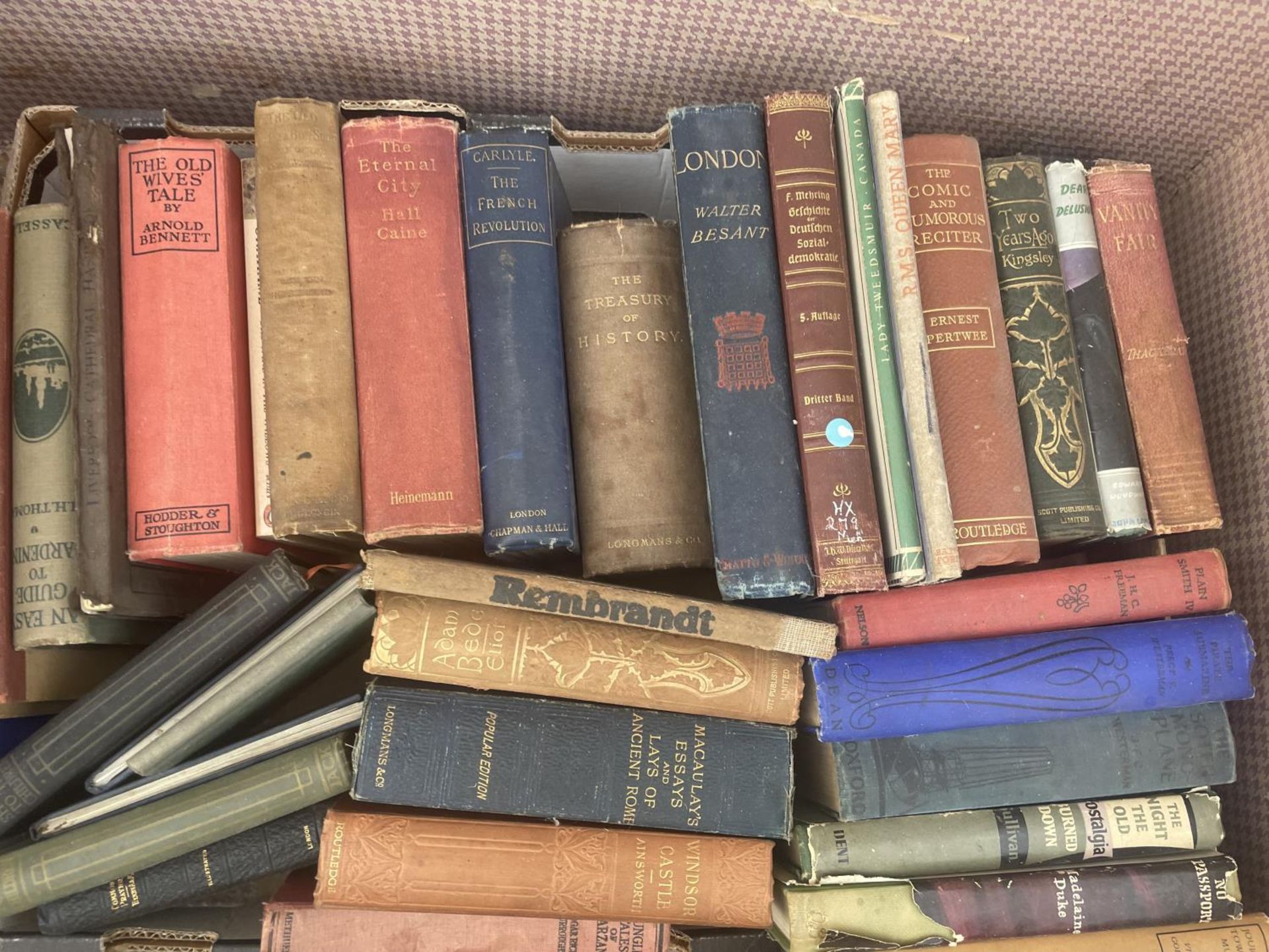 A VINTAGE TRAVEL TRUNK CONTAINING VARIOUS VINTAGE BOOKS - Image 3 of 5