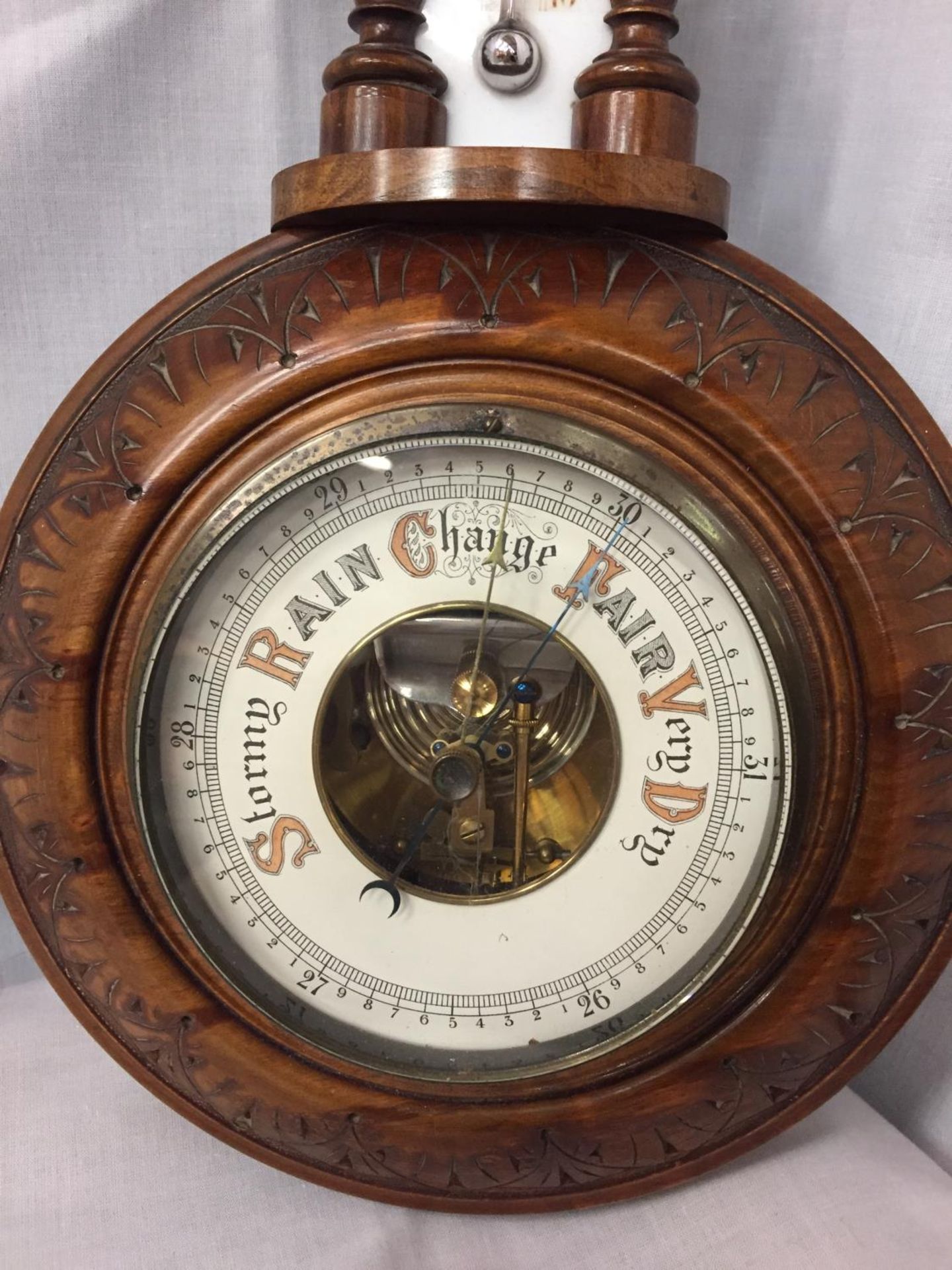 A DECORTIVE WALL BAROMETER WITH THERMOMETER A/F CRACKED GLASS ACROSS THE THERMOMETER - Image 2 of 3