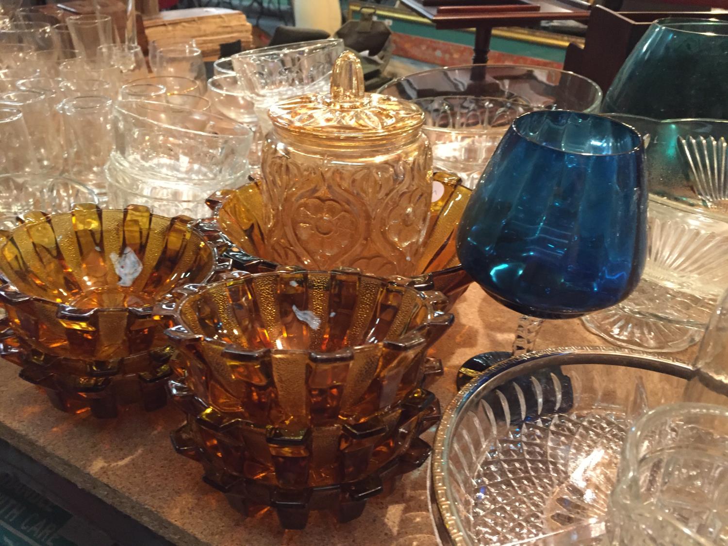 A LARGE COLLECTION OF GLASSWARE TO INCLUDE DECANTERS, FRUIT BOWLS AND GLASSES - Bild 7 aus 7