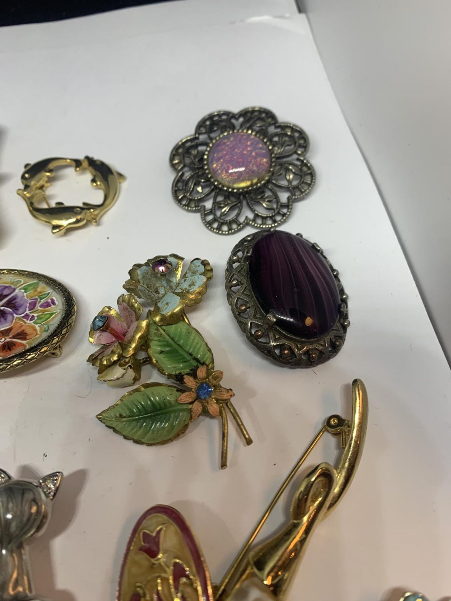 NINTEEN VARIOUS BROOCHES - Image 6 of 8