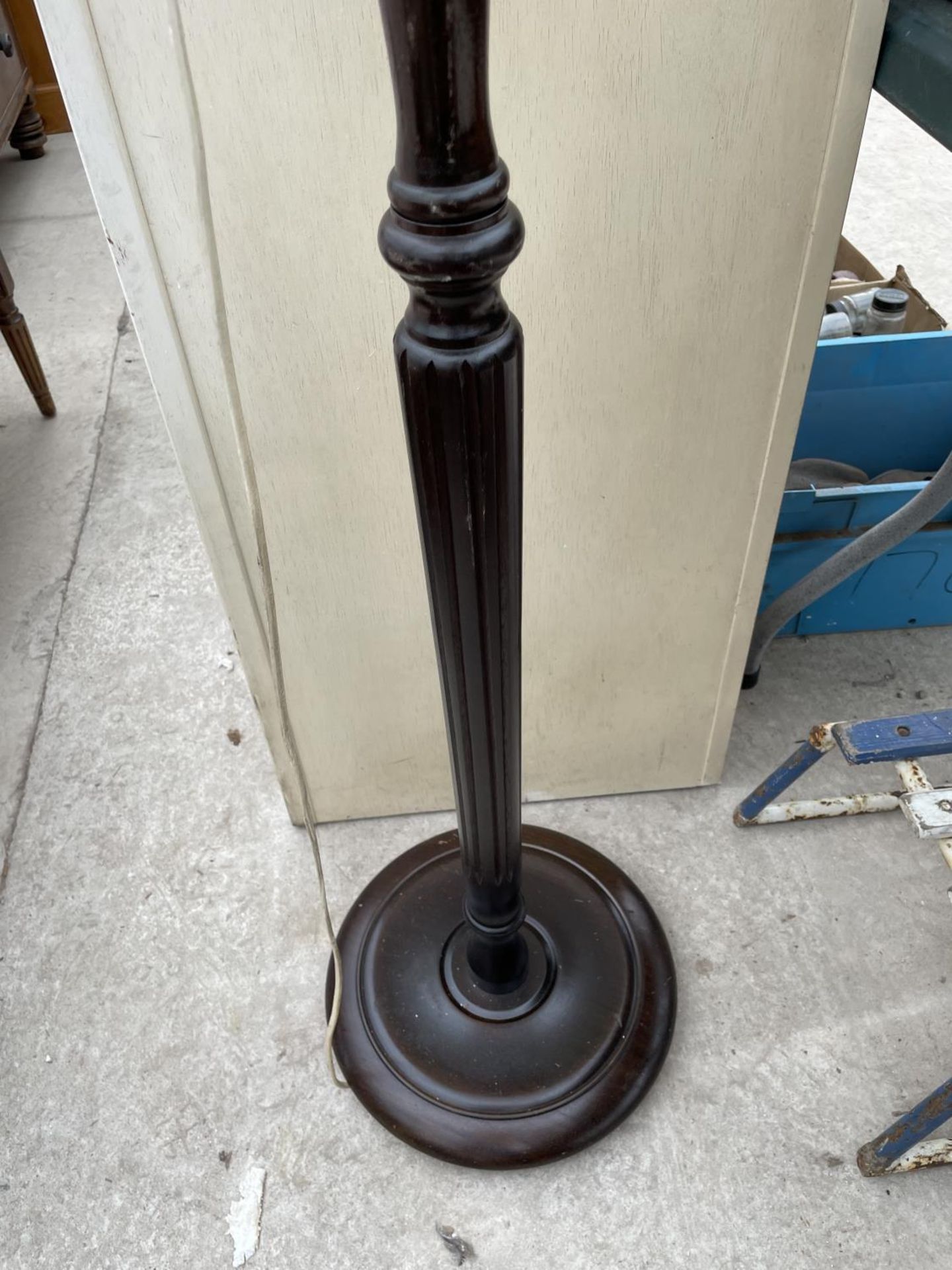 A 20TH CENTURY TURNED AND FLUTED STANDARD LAMP COMPLETE WITH SHADE - Image 3 of 3