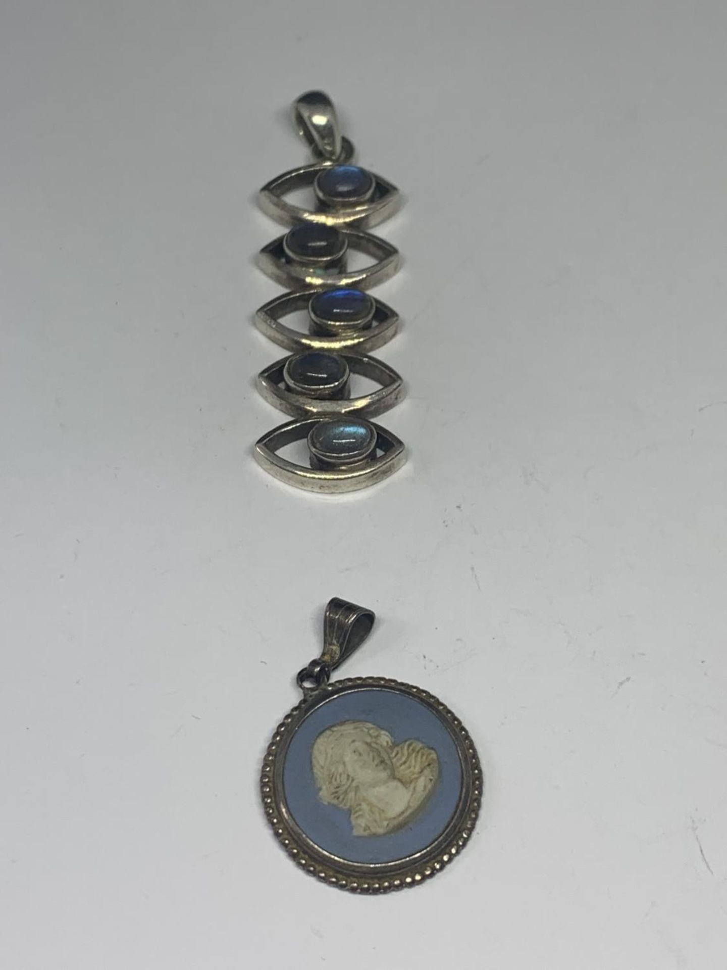 FOUR SILVER ITEMS TO INCLUDE TWO BROOCHES AND TWO PENDANTS - Image 6 of 10